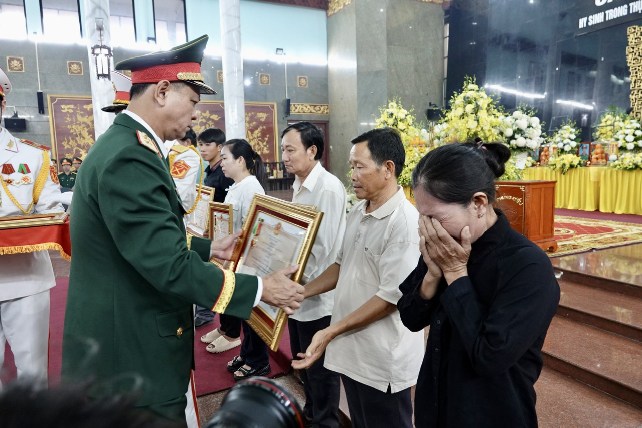 Những h&igrave;nh ảnh tại lễ tang 12 liệt sĩ hy sinh trong thực hiện nhiệm vụ diễn tập- Ảnh 2.