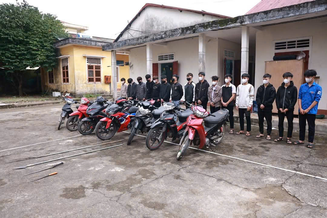 Nh&oacute;m "qu&aacute;i xế" mang theo dao ph&oacute;ng lợn, g&acirc;y thương t&iacute;ch cho người đi đường- Ảnh 1.