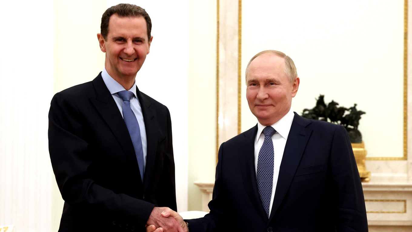 Truyền th&ocirc;ng Nga n&oacute;i &ocirc;ng Assad ở Moscow, Mỹ - Israel kh&ocirc;ng k&iacute;ch nhiều mục ti&ecirc;u ở Syria- Ảnh 1.