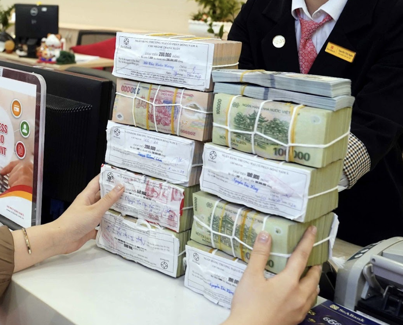 Nhận thưởng Tết, mua v&agrave;ng SJC hay gửi tiết kiệm online?- Ảnh 1.