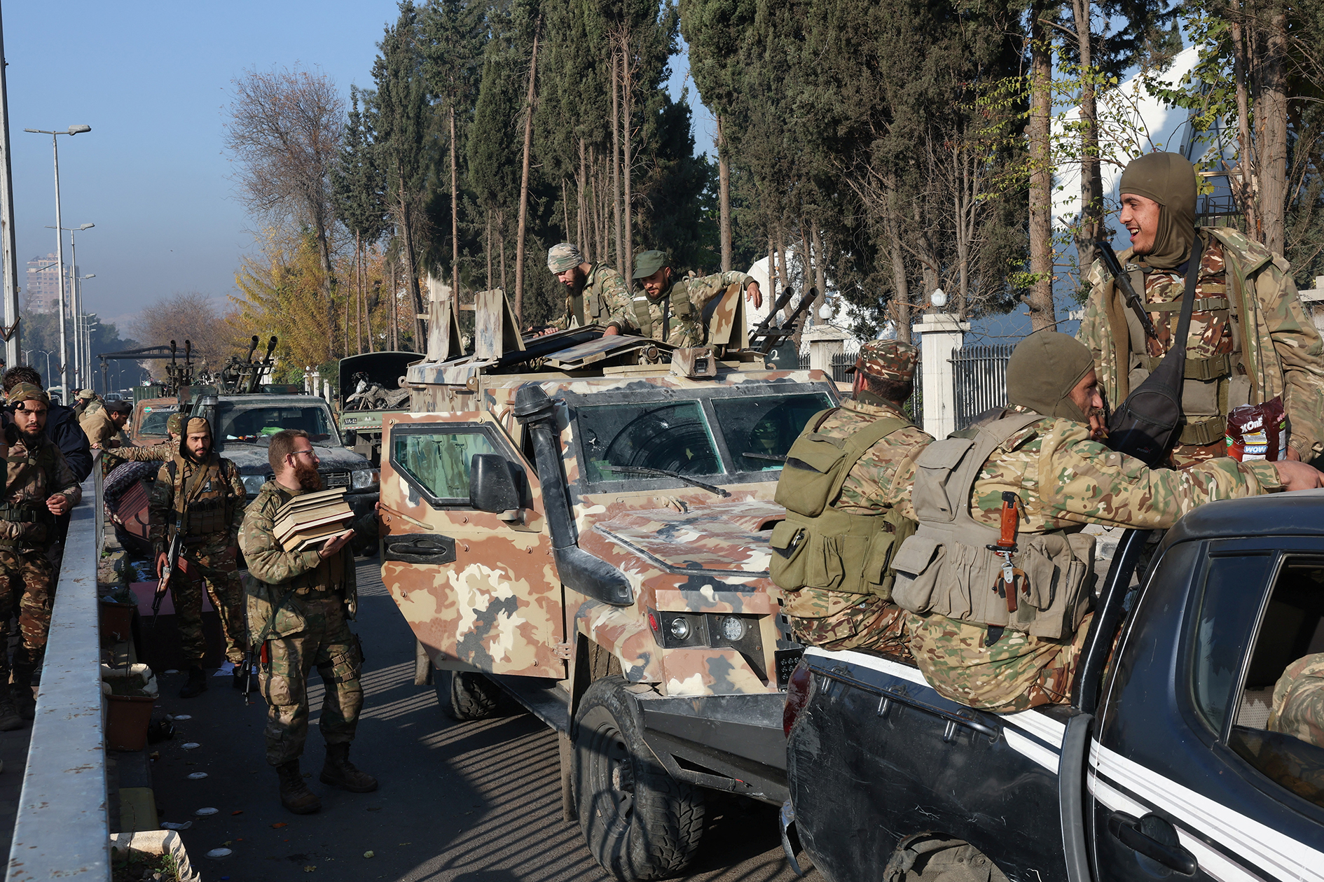 Lực lượng đối lập tr&ecirc;n đường phố thủ đ&ocirc; Damascus - Syria h&ocirc;m 9-12Ảnh: Reuters