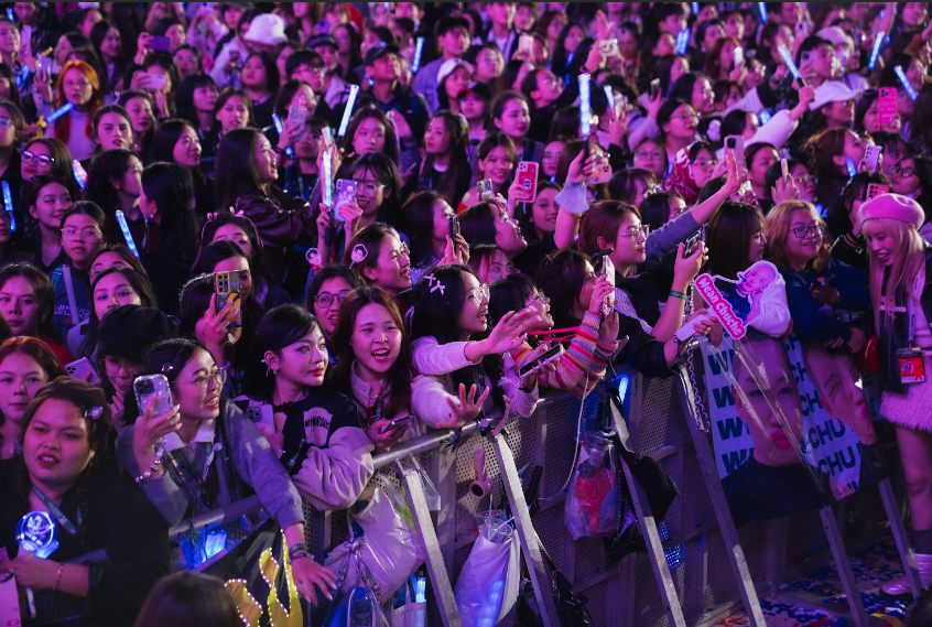 H&agrave;ng chục ng&agrave;n kh&aacute;n giả H&agrave; Nội b&ugrave;ng nổ c&ugrave;ng "Say hi never say goodbye"- Ảnh 6.