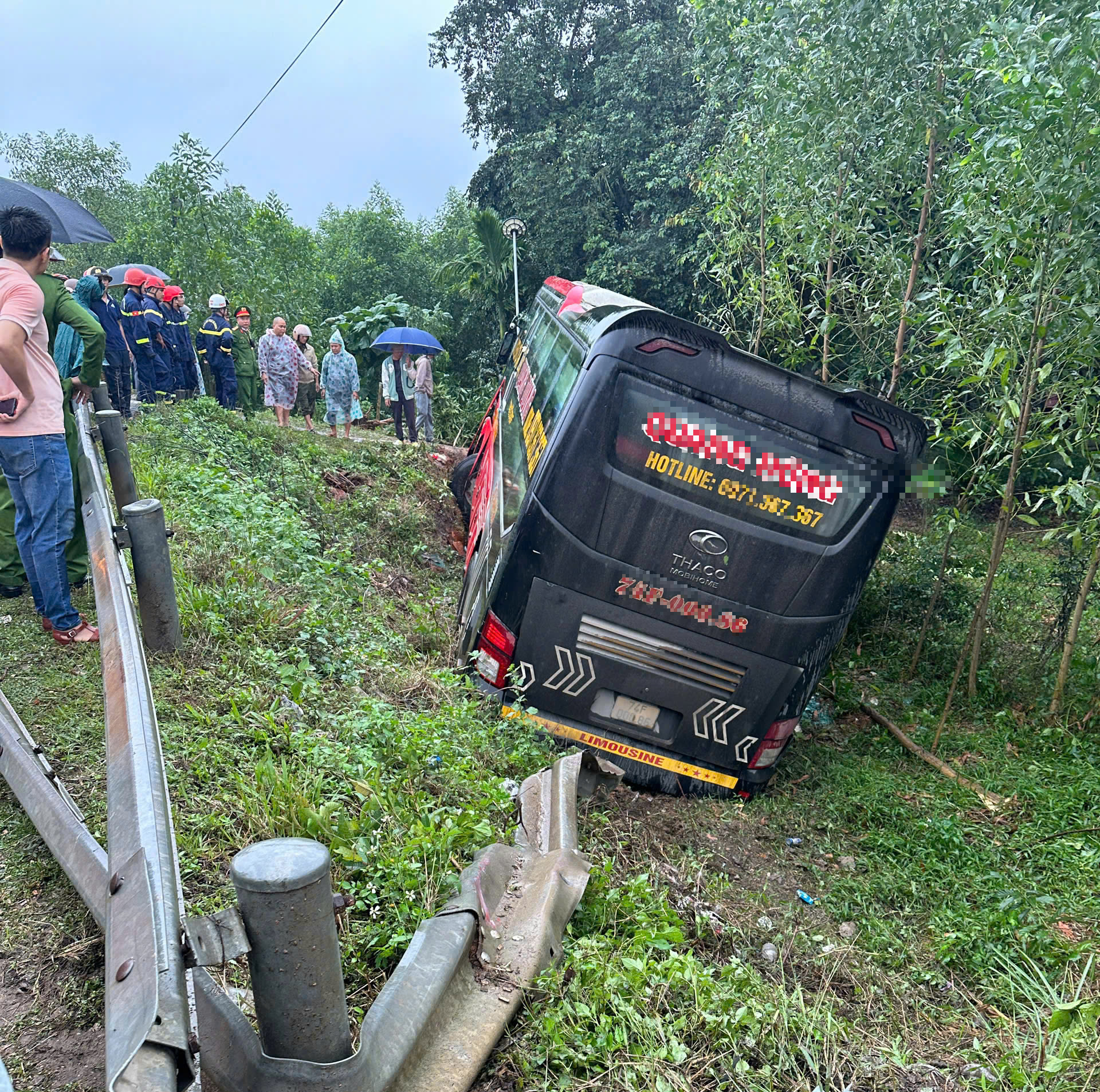 Xe &ocirc; t&ocirc; kh&aacute;ch gặp tai nạn, nhiều người bị thương- Ảnh 1.