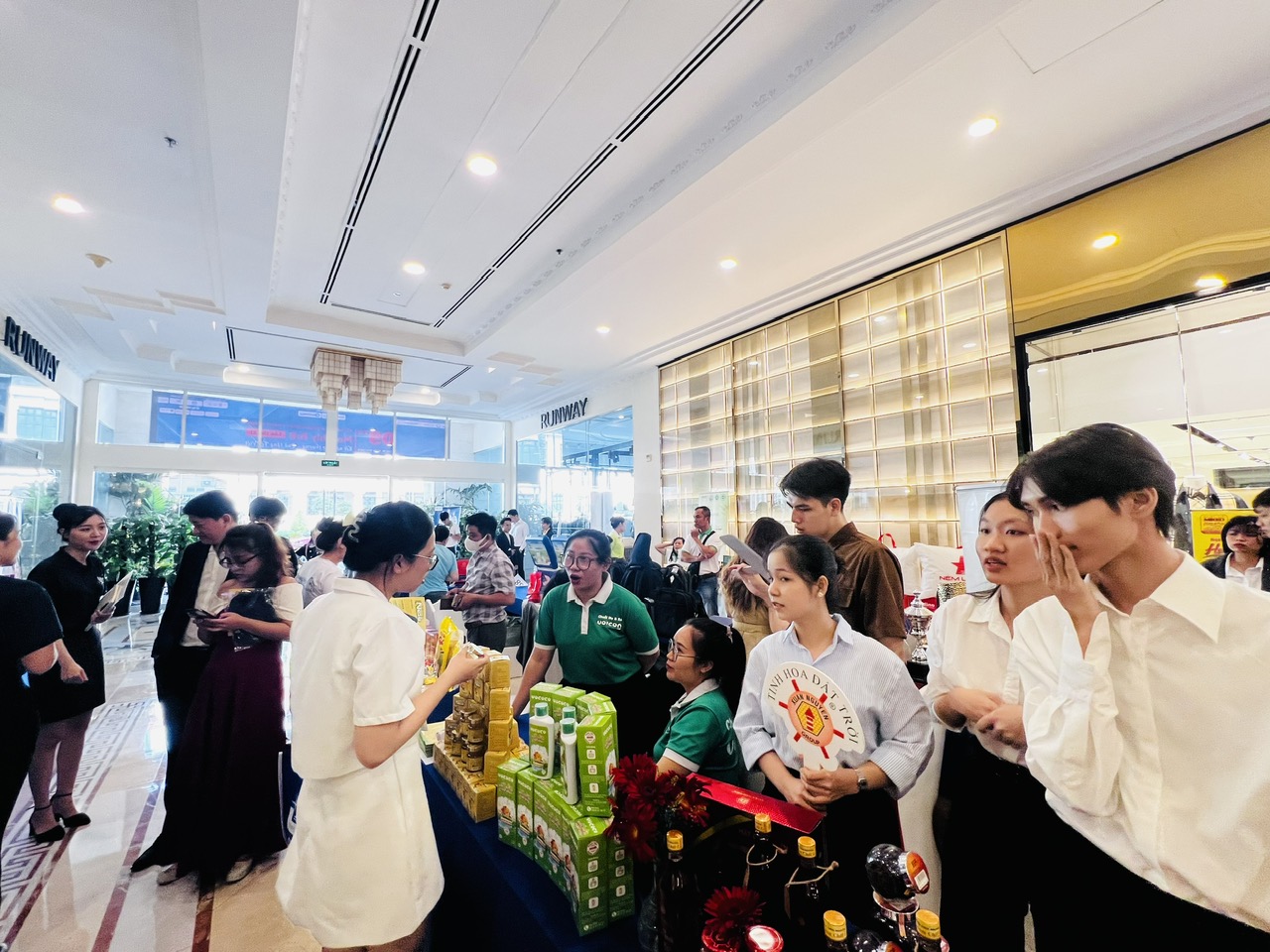Hơn 100 doanh nghiệp t&igrave;m kh&aacute;ch mua h&agrave;ng Tết tại TP HCM- Ảnh 3.
