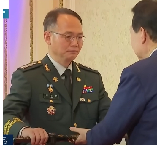 Ảnh c&oacute; chứa người, đồng phục qu&acirc;n sự, đ&agrave;n &ocirc;ng, trang phục  M&ocirc; tả được tạo tự động