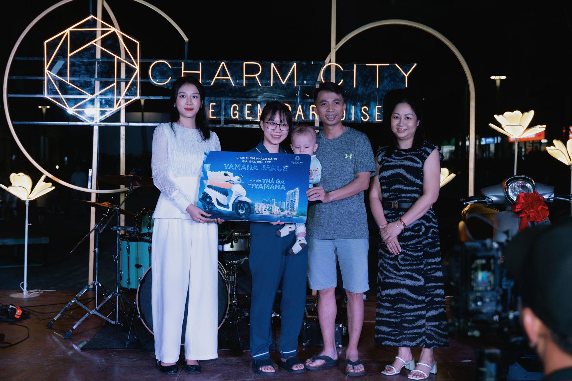 Charm City tặng xe m&aacute;y tri &acirc;n cư d&acirc;n, kh&aacute;ch h&agrave;ng- Ảnh 2.