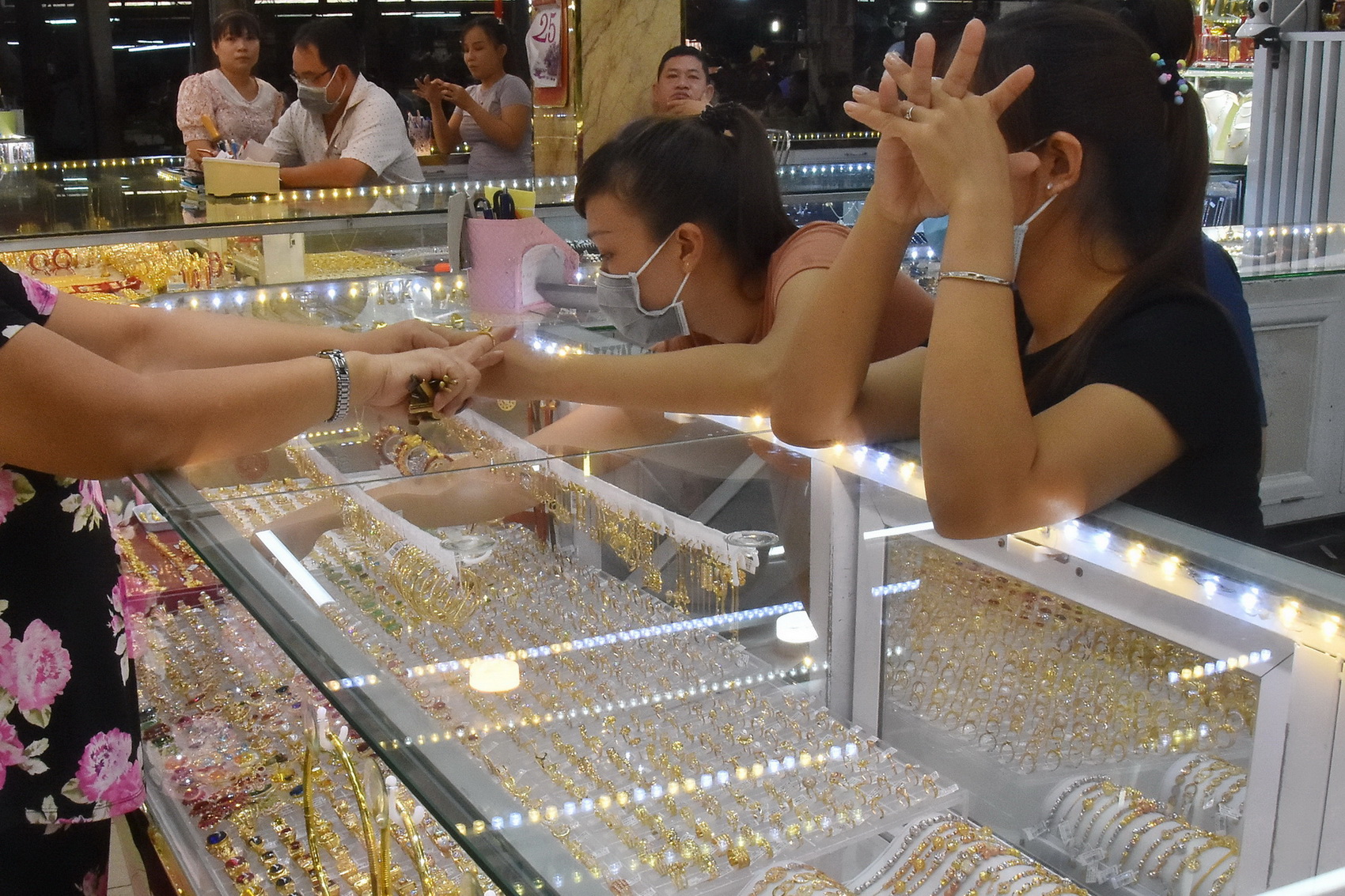 Gi&aacute; v&agrave;ng h&ocirc;m nay, 10-12: Tăng mạnh nhất trong 2 tuần qua- Ảnh 1.