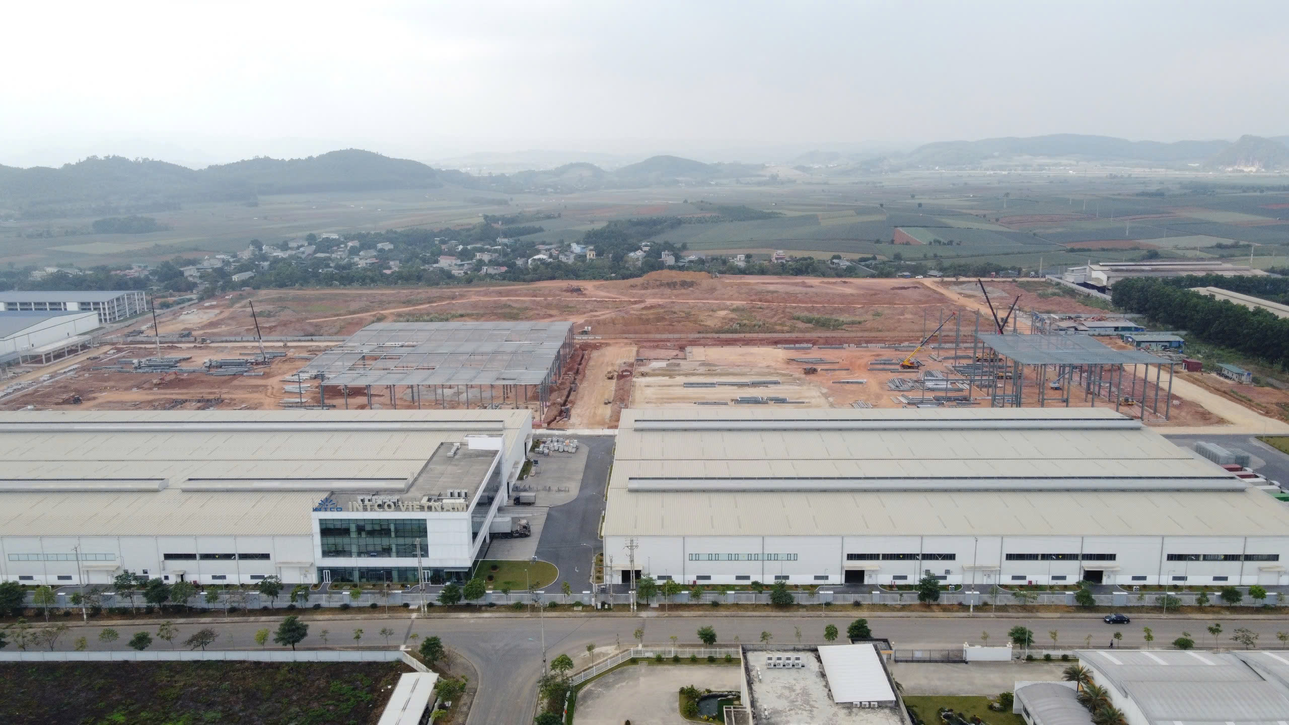 Ch&iacute;nh quyền phường y&ecirc;u cầu dừng, c&ocirc;ng ty vẫn tiếp tục x&acirc;y c&ocirc;ng tr&igrave;nh kh&ocirc;ng ph&eacute;p- Ảnh 1.