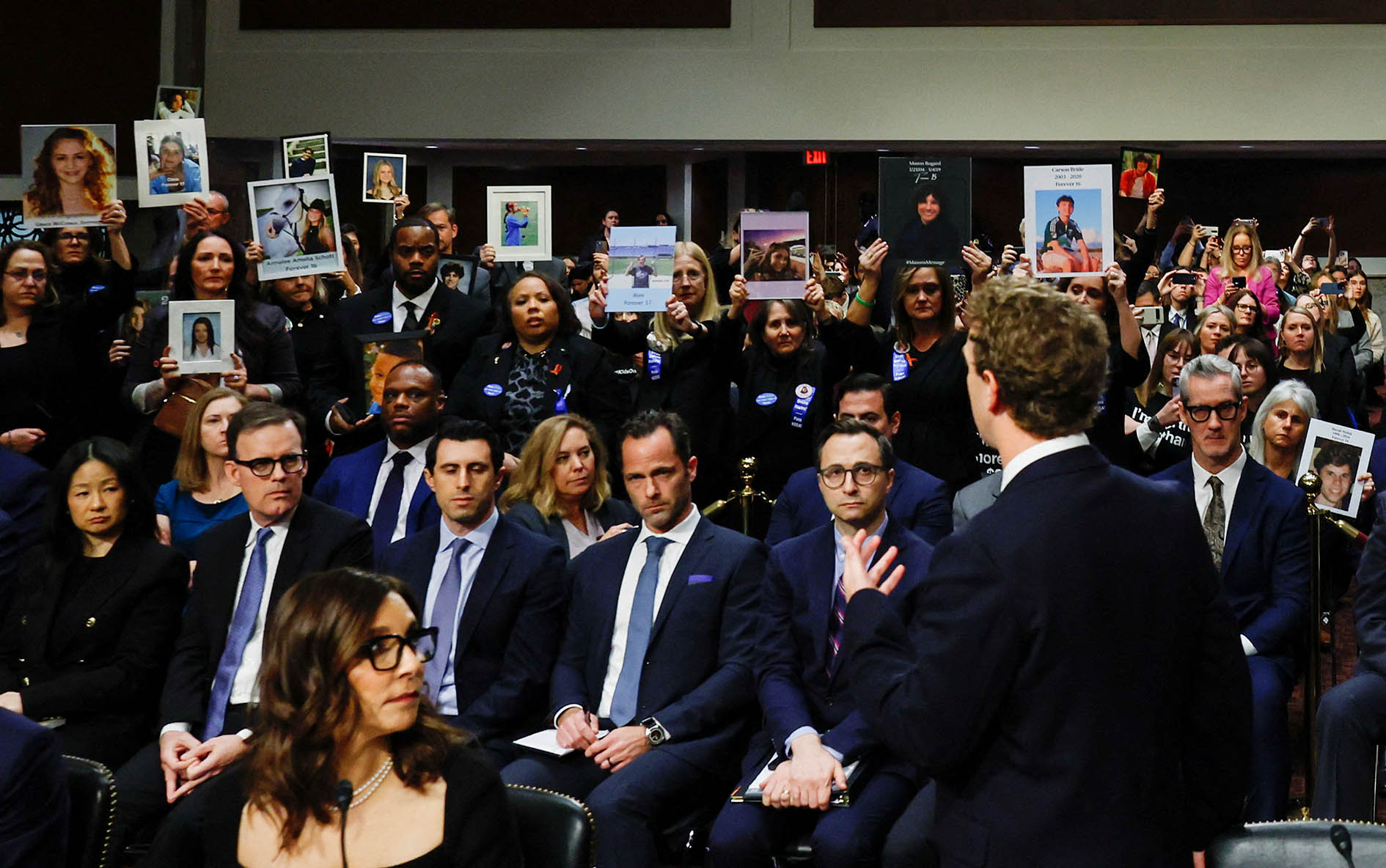 &Ocirc;ng Mark Zuckerberg ph&aacute;t biểu trước những người c&oacute; mặt tại phi&ecirc;n điều trần của Ủy ban Tư ph&aacute;p Thượng viện Mỹ h&ocirc;m 31-1Ảnh: REUTERS