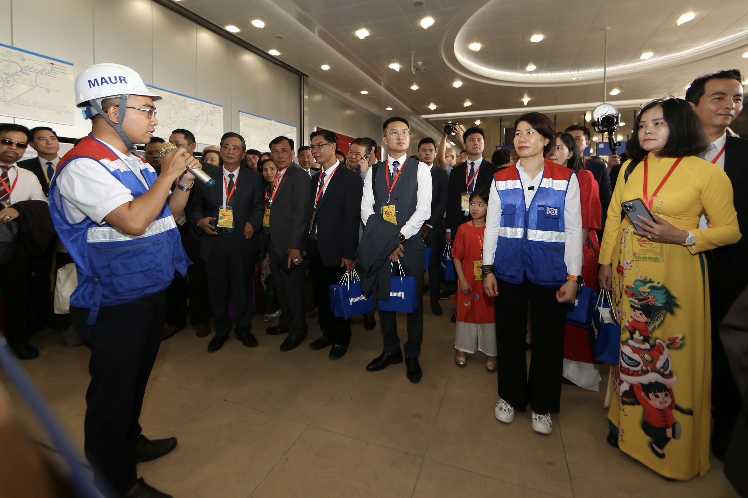 Kiều bào xúc động khi ngắm TP HCM từ tuyến metro số 1- Ảnh 1.