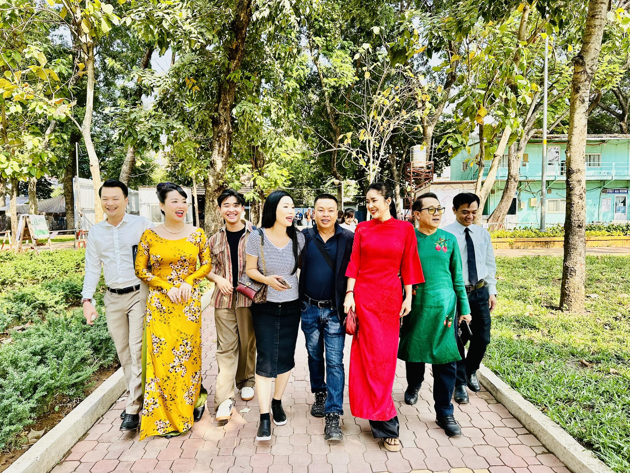 Thành Lộc, Trịnh Kim Chi, Lê Khánh thích thú ngắm nhìn TP HCM trên tuyến tàu metro đầu xuân- Ảnh 11.