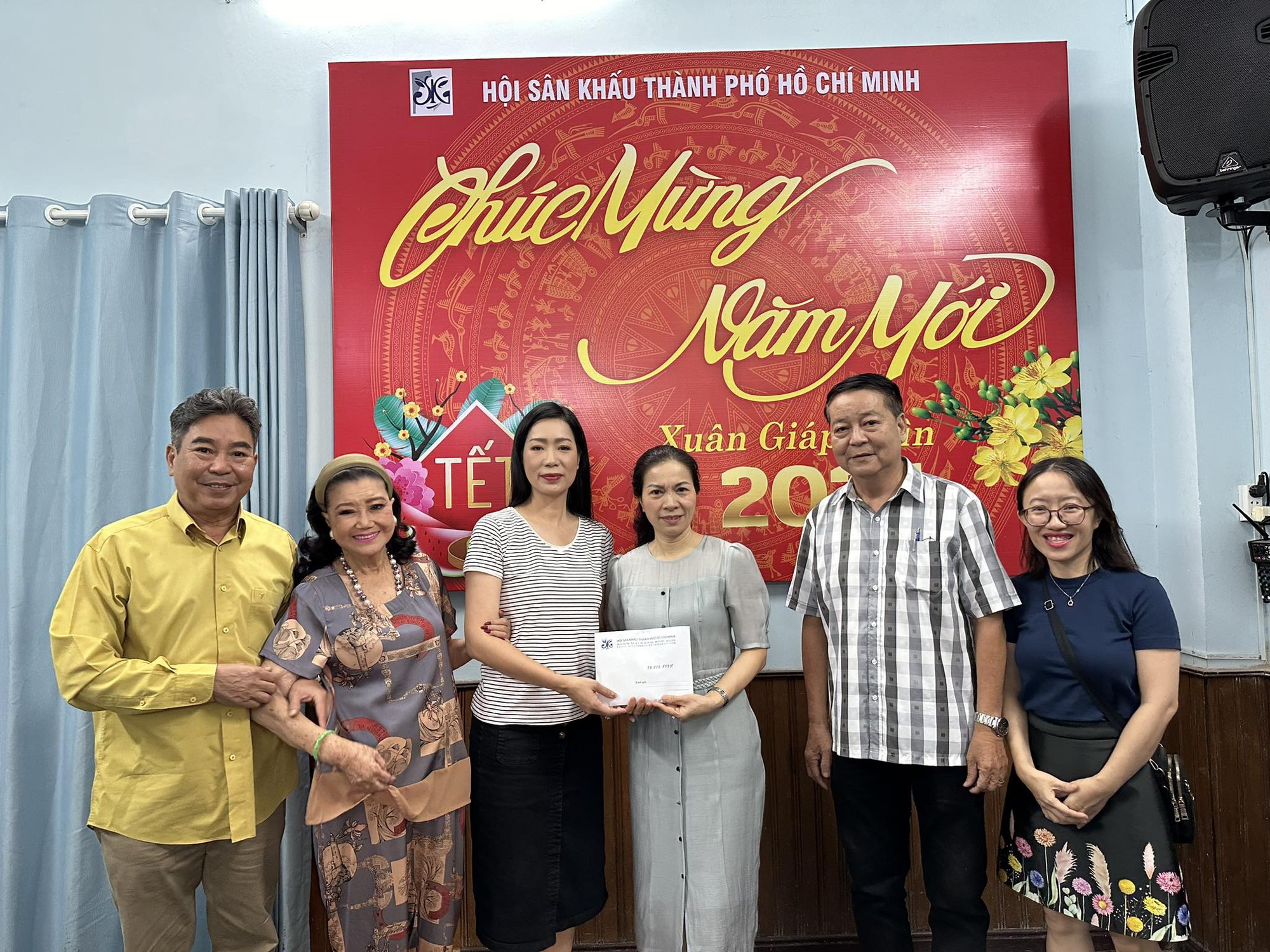 Quỹ "Chung một tấm l&ograve;ng" của HTV c&ugrave;ng NSND Kim Cương trao qu&agrave; tết cho Ban &Aacute;i Hữu Nghệ sĩ TP HCM- Ảnh 1.