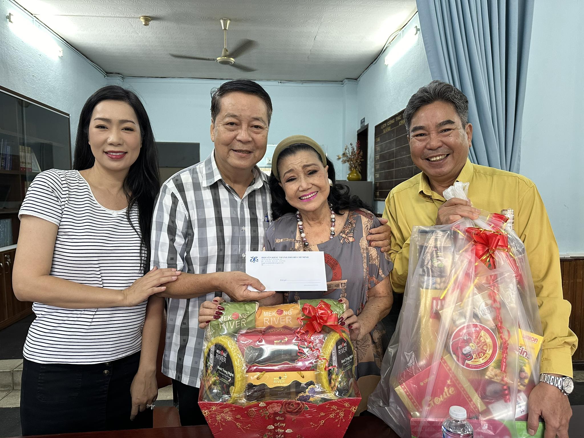 Quỹ "Chung một tấm l&ograve;ng" của HTV c&ugrave;ng NSND Kim Cương trao qu&agrave; tết cho Ban &Aacute;i Hữu Nghệ sĩ TP HCM- Ảnh 2.