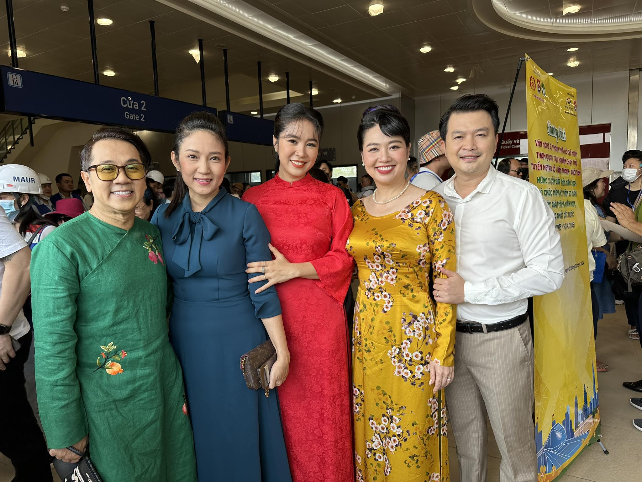 Thành Lộc, Trịnh Kim Chi, Lê Khánh thích thú ngắm nhìn TP HCM trên tuyến tàu metro đầu xuân- Ảnh 8.