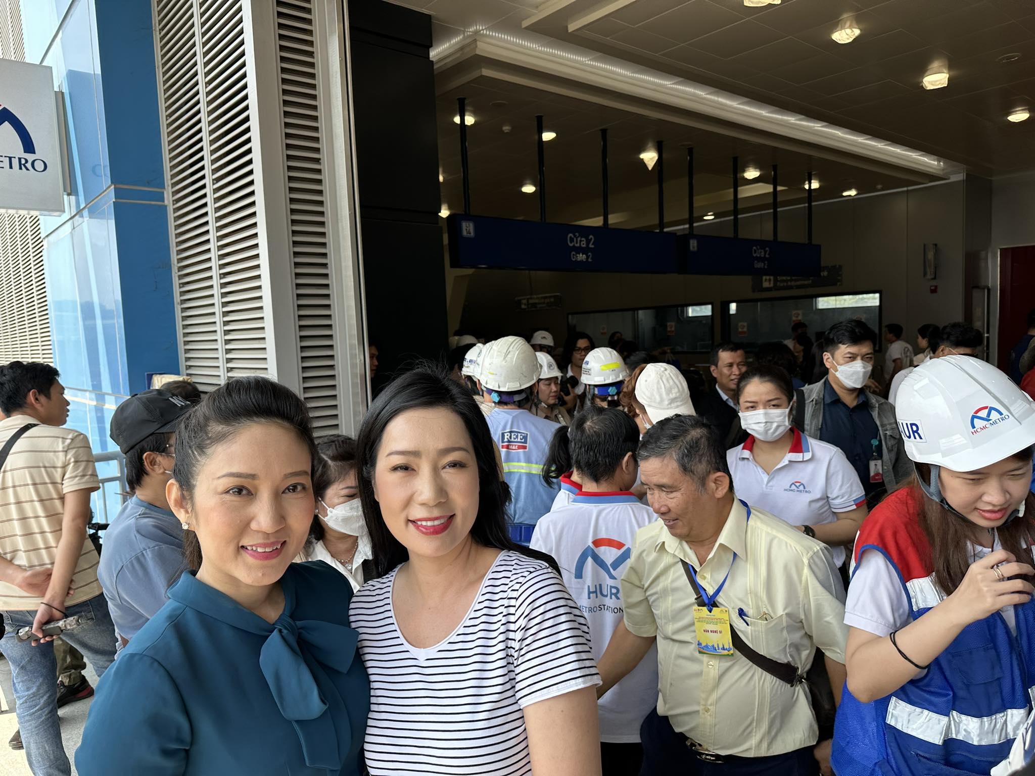 Thành Lộc, Trịnh Kim Chi, Lê Khánh thích thú ngắm nhìn TP HCM trên tuyến tàu metro đầu xuân- Ảnh 7.