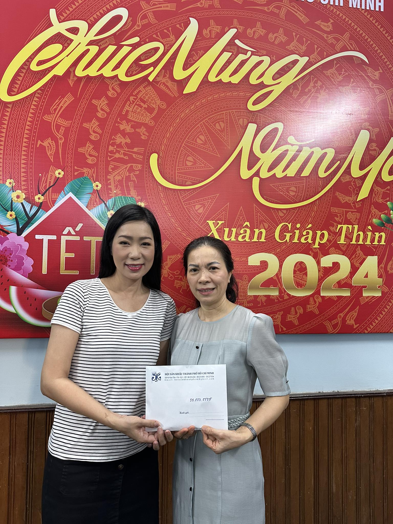 Quỹ "Chung một tấm l&ograve;ng" của HTV c&ugrave;ng NSND Kim Cương trao qu&agrave; tết cho Ban &Aacute;i Hữu Nghệ sĩ TP HCM- Ảnh 3.