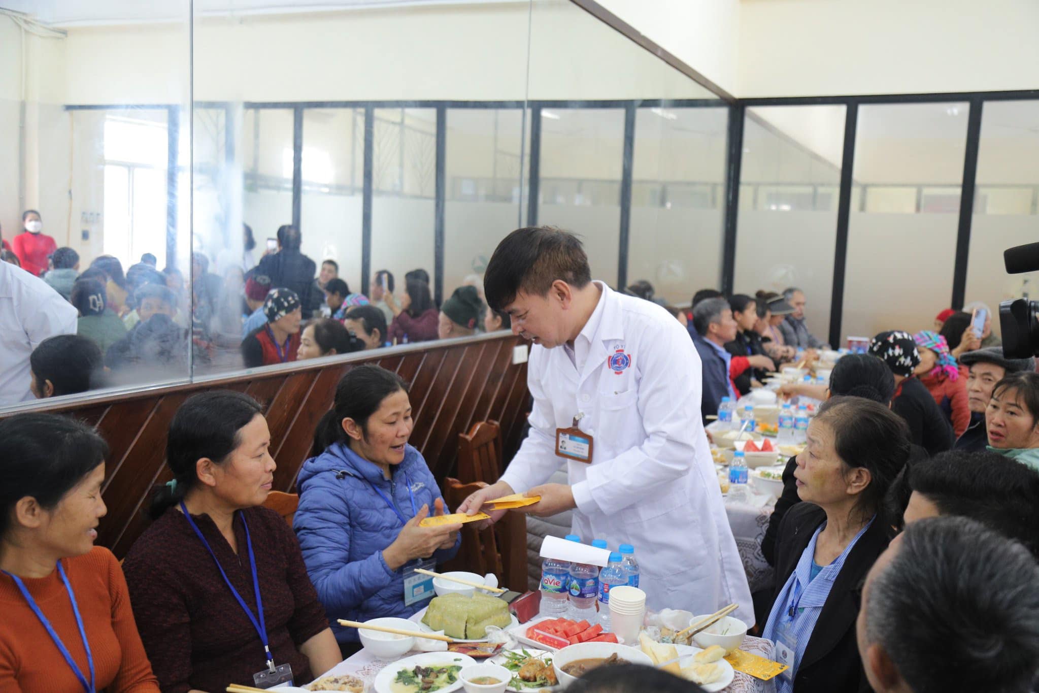 Bộ trưởng Bộ Y tế tiễn bệnh nhân về quê đón Tết trên chuyến xe "0 đồng"- Ảnh 3.