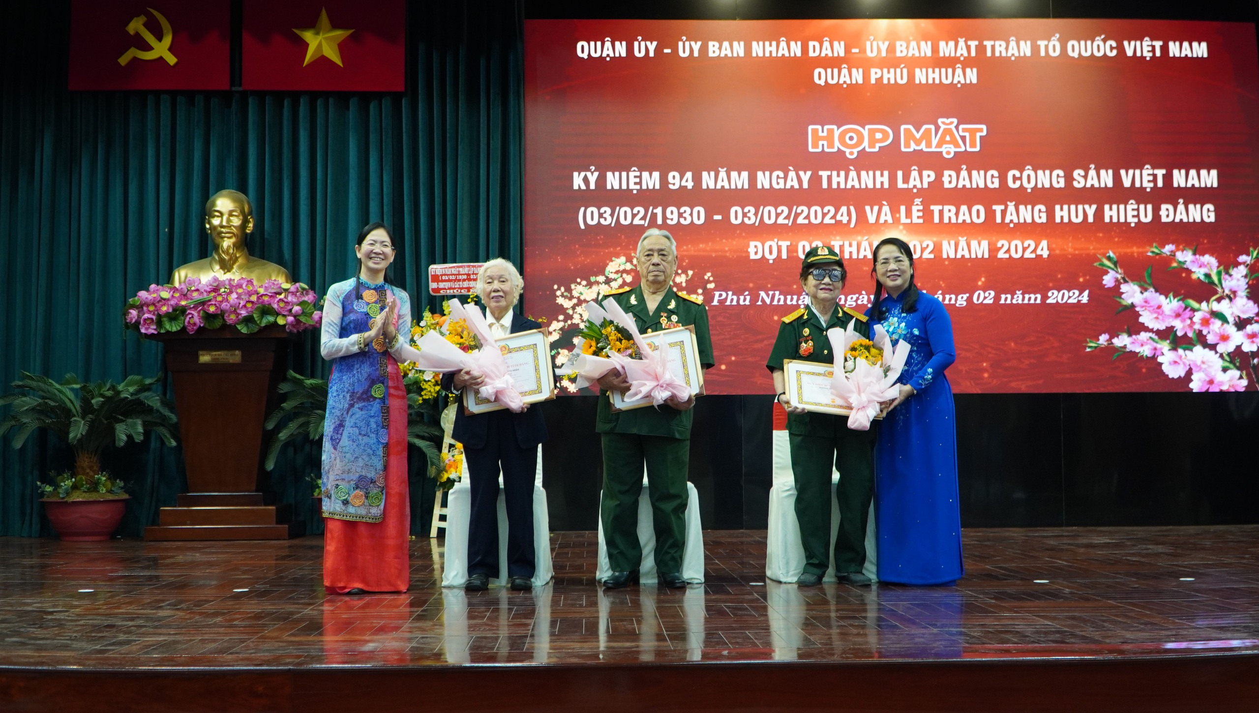 Phú Nhuận trao huy hiệu Đảng cho 100 đảng viên trong dịp 3-2- Ảnh 2.