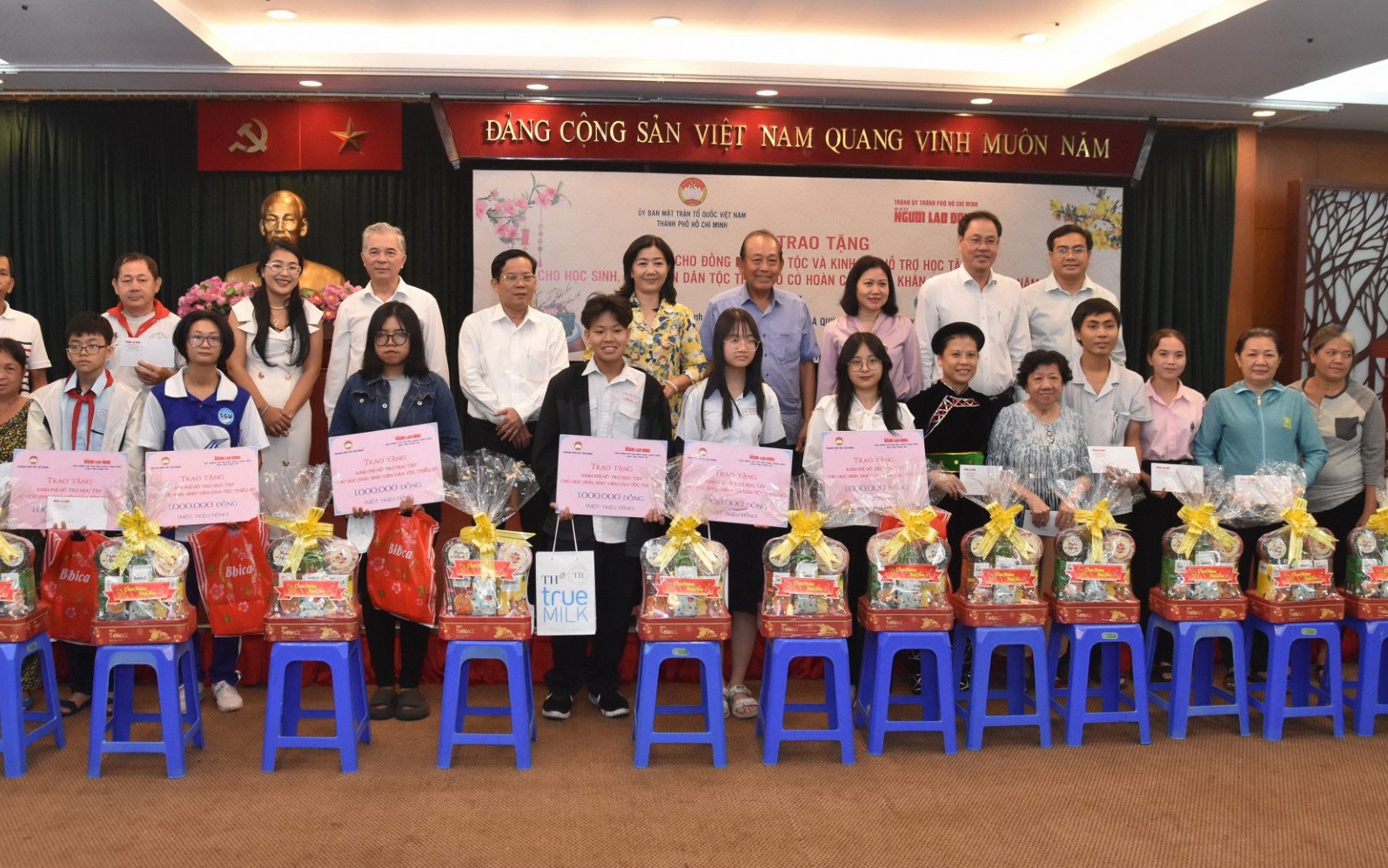 Ấm &aacute;p nghĩa t&igrave;nh ng&agrave;y cận Tết