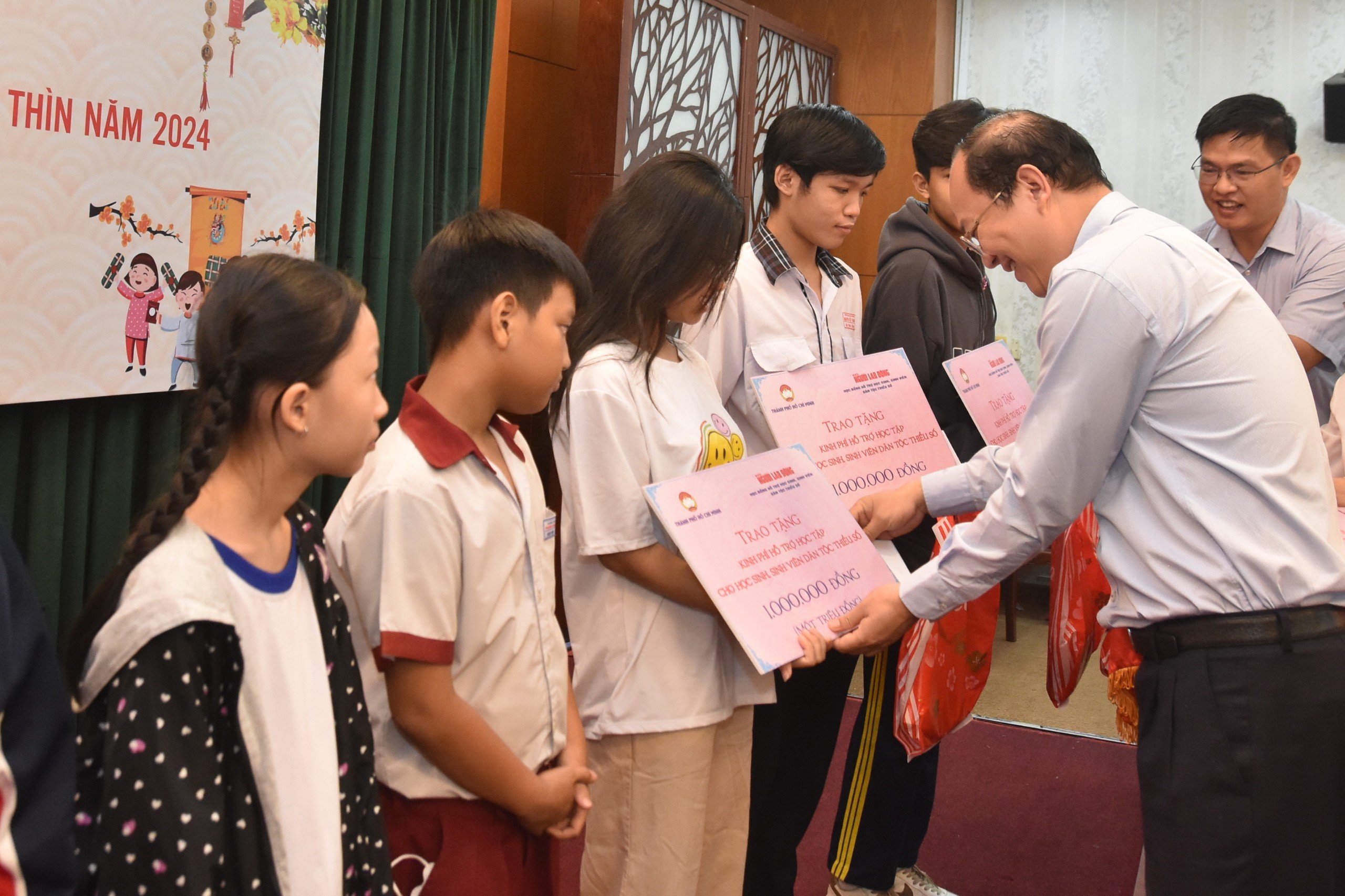 Mang Tết đến với đồng b&agrave;o d&acirc;n tộc thiểu số c&oacute; ho&agrave;n cảnh kh&oacute; khăn của TP HCM- Ảnh 3.