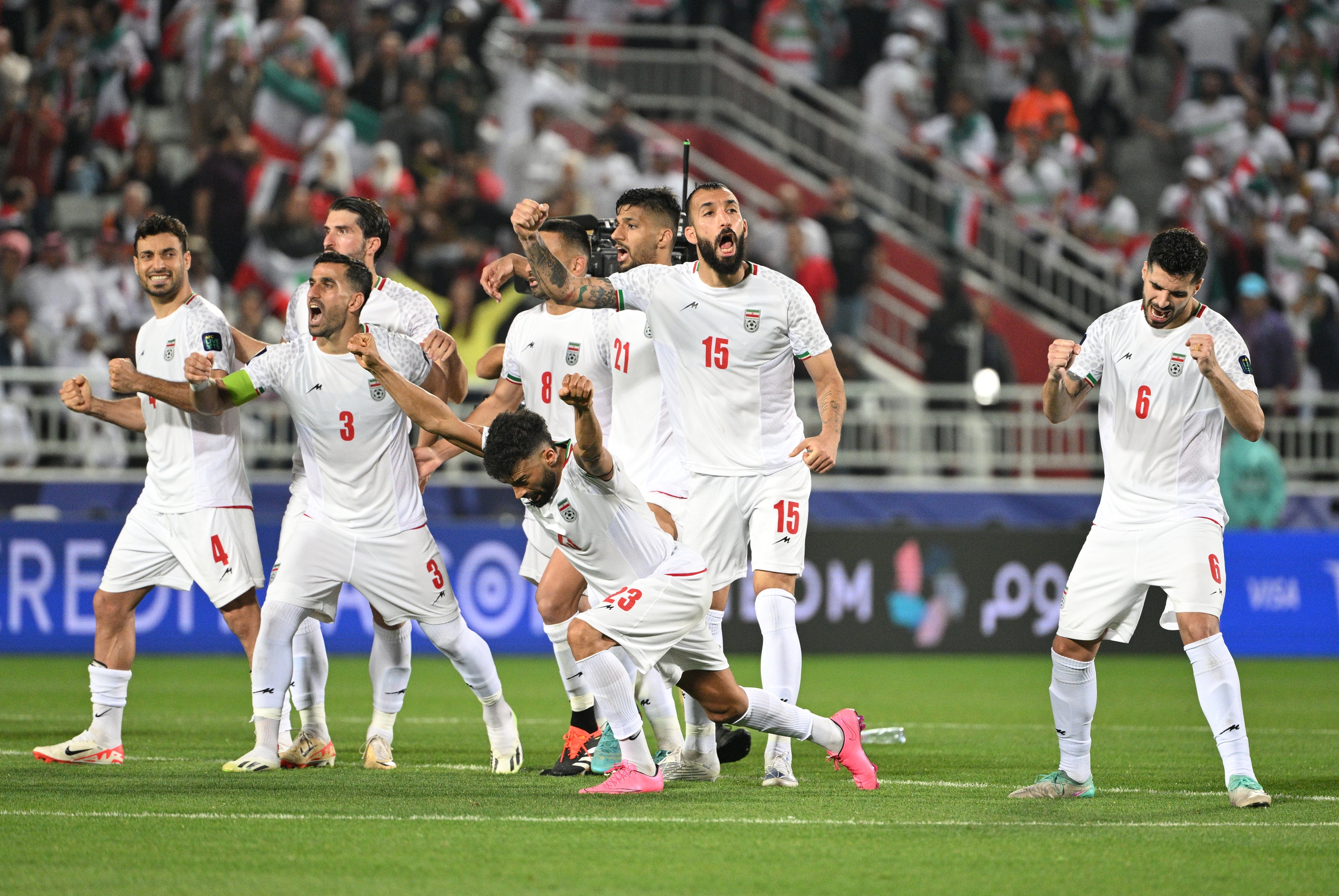 Asian Cup 2023: X&aacute;c định 4 cặp tứ kết, v&eacute; cuối đầy kịch t&iacute;nh - Ảnh 1.