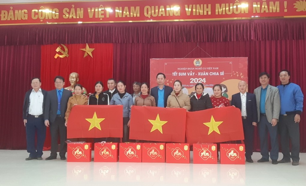 B&aacute;o Người Lao Động v&agrave; Nghiệp đo&agrave;n Nghề c&aacute; tặng cờ Tổ quốc, qu&agrave; cho c&aacute;c ngư d&acirc;n- Ảnh 1.