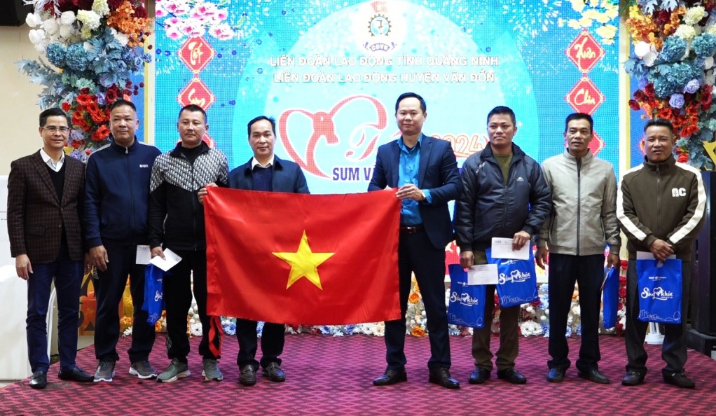 B&aacute;o Người Lao Động v&agrave; Nghiệp đo&agrave;n Nghề c&aacute; tặng cờ Tổ quốc, qu&agrave; cho c&aacute;c ngư d&acirc;n- Ảnh 2.