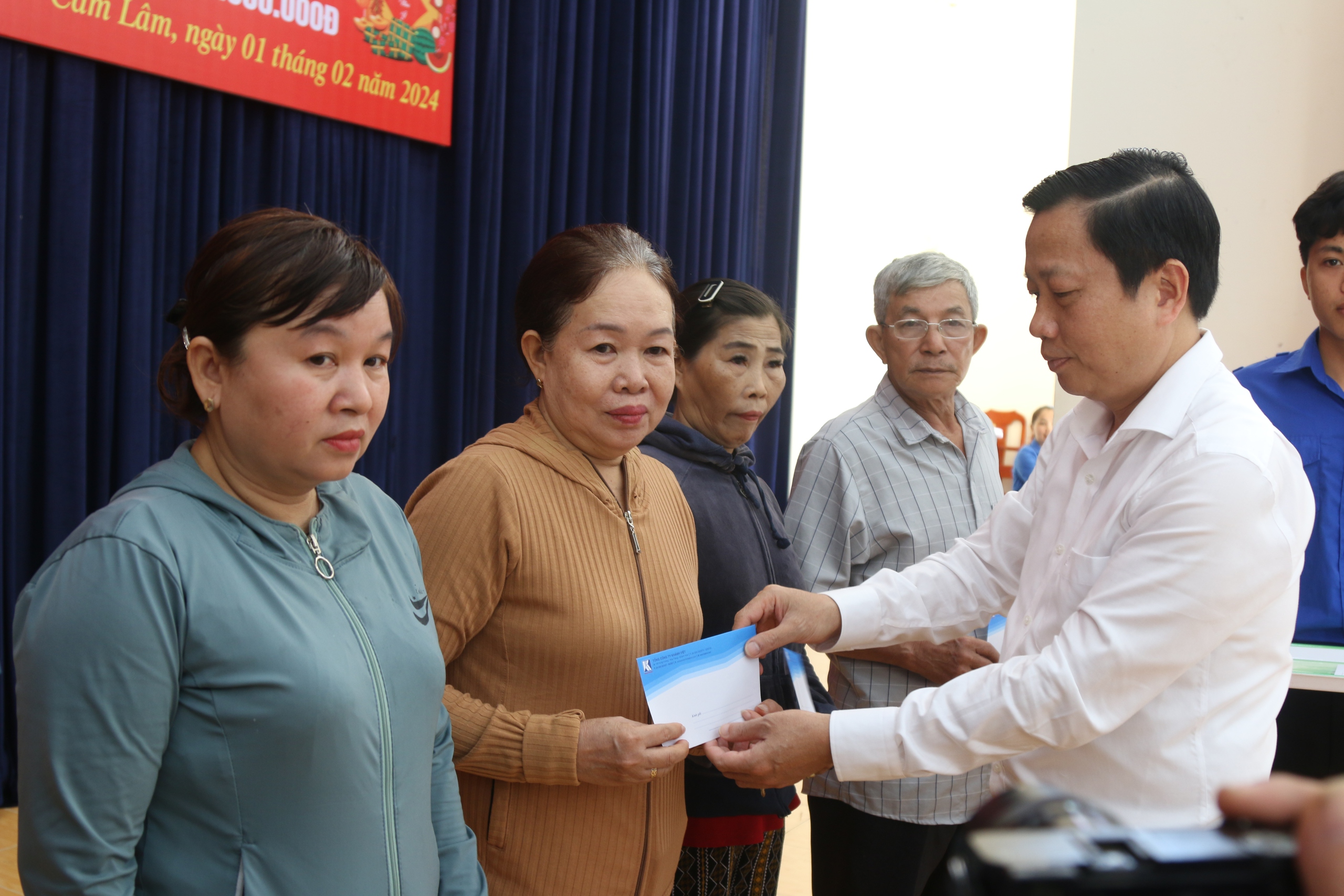 Tổng C&ocirc;ng ty Kh&aacute;nh Việt hỗ trợ người c&oacute; ho&agrave;n cảnh kh&oacute; khăn- Ảnh 2.