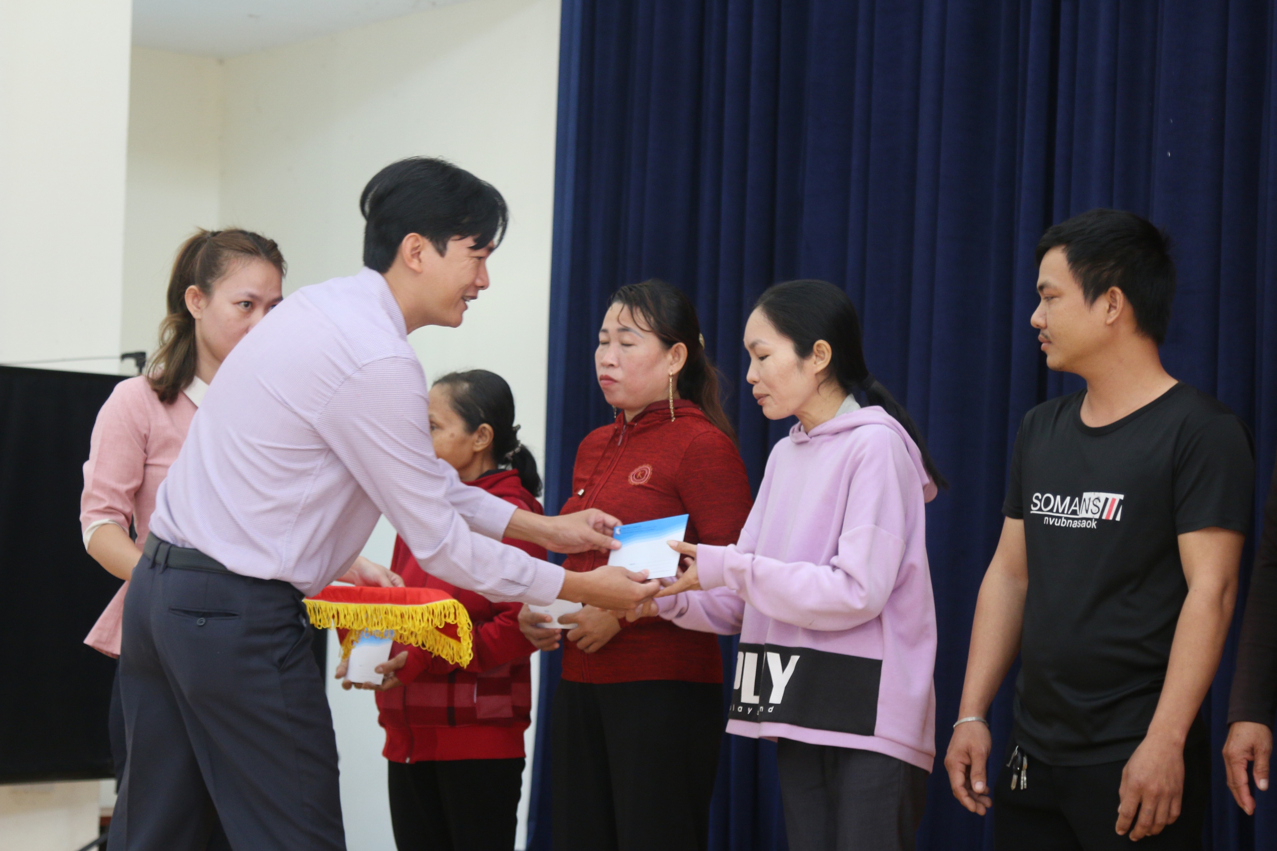 Tổng C&ocirc;ng ty Kh&aacute;nh Việt hỗ trợ người c&oacute; ho&agrave;n cảnh kh&oacute; khăn- Ảnh 4.