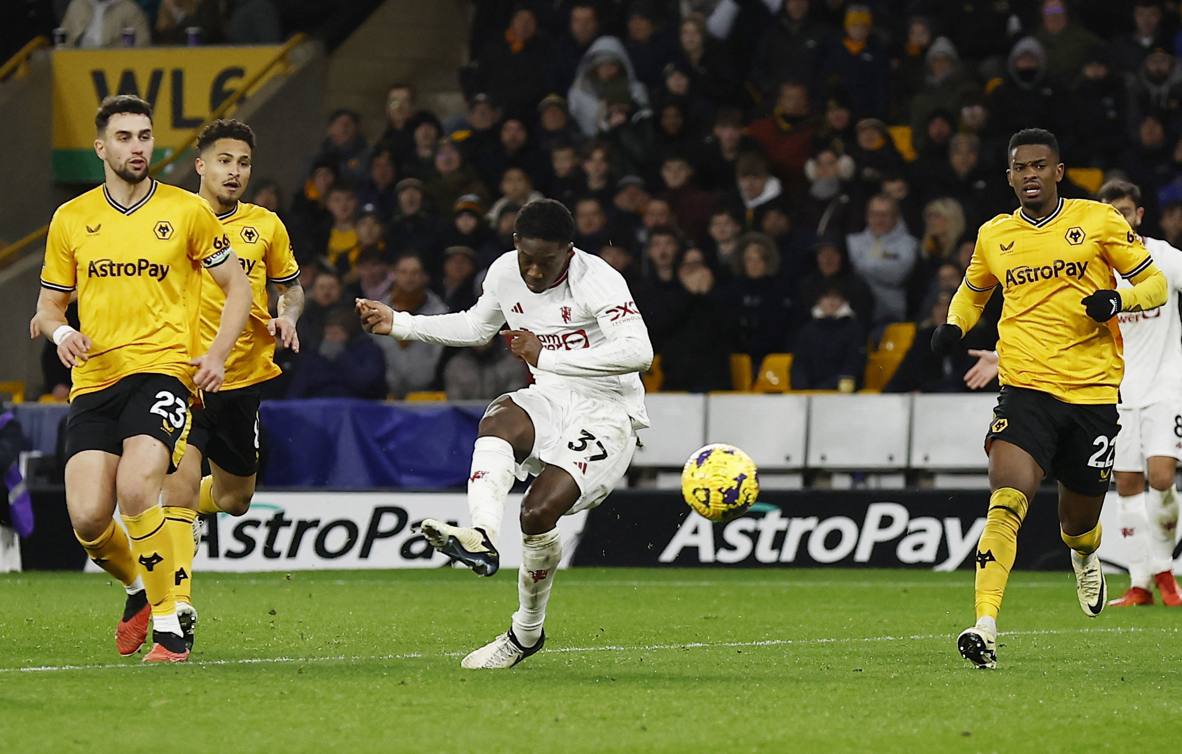 Rượt đuổi nghẹt thở, Man United hạ chủ nh&agrave; Wolverhampton ph&uacute;t 90+7- Ảnh 7.
