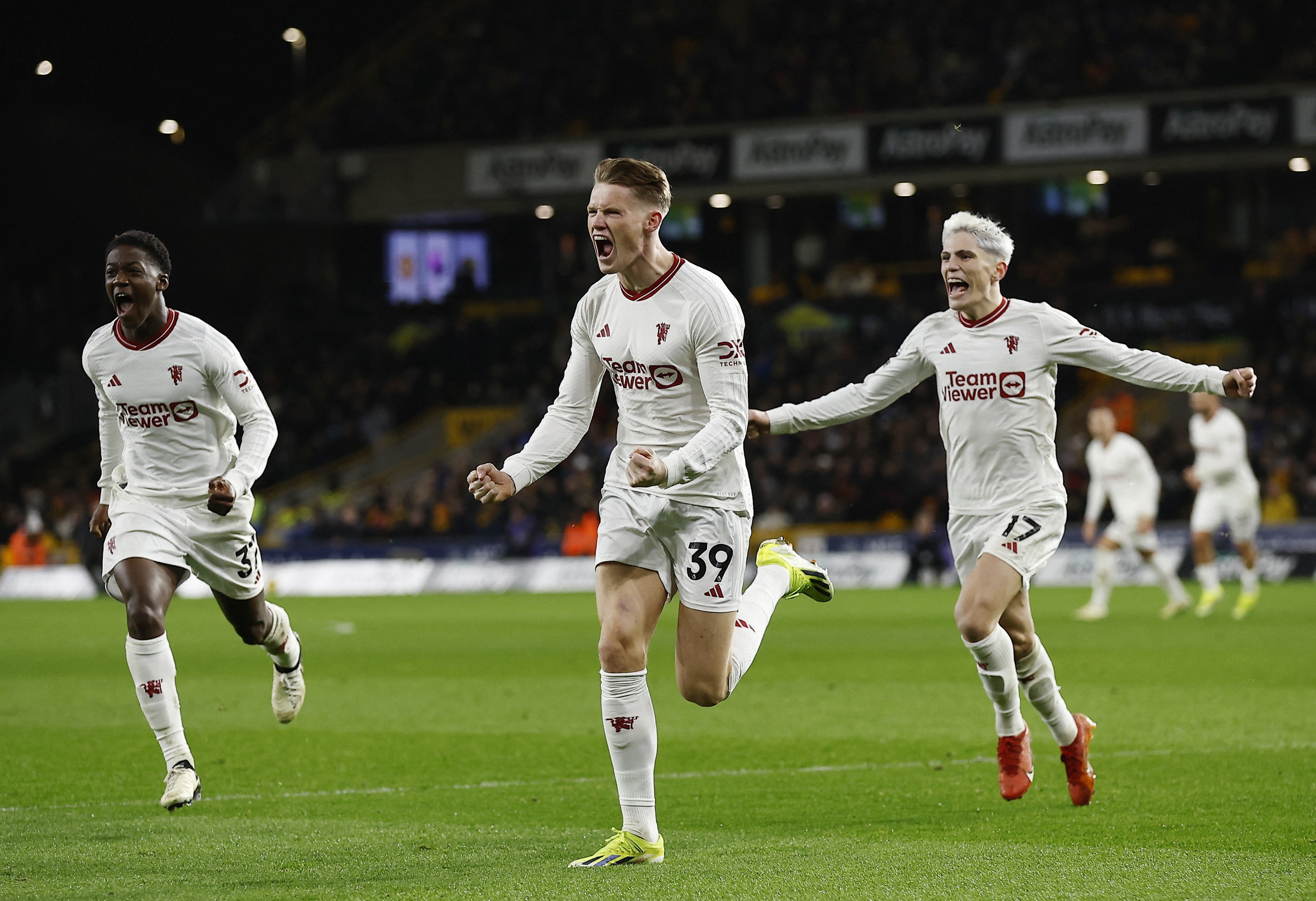 Rượt đuổi nghẹt thở, Man United hạ chủ nh&agrave; Wolverhampton ph&uacute;t 90+7- Ảnh 5.