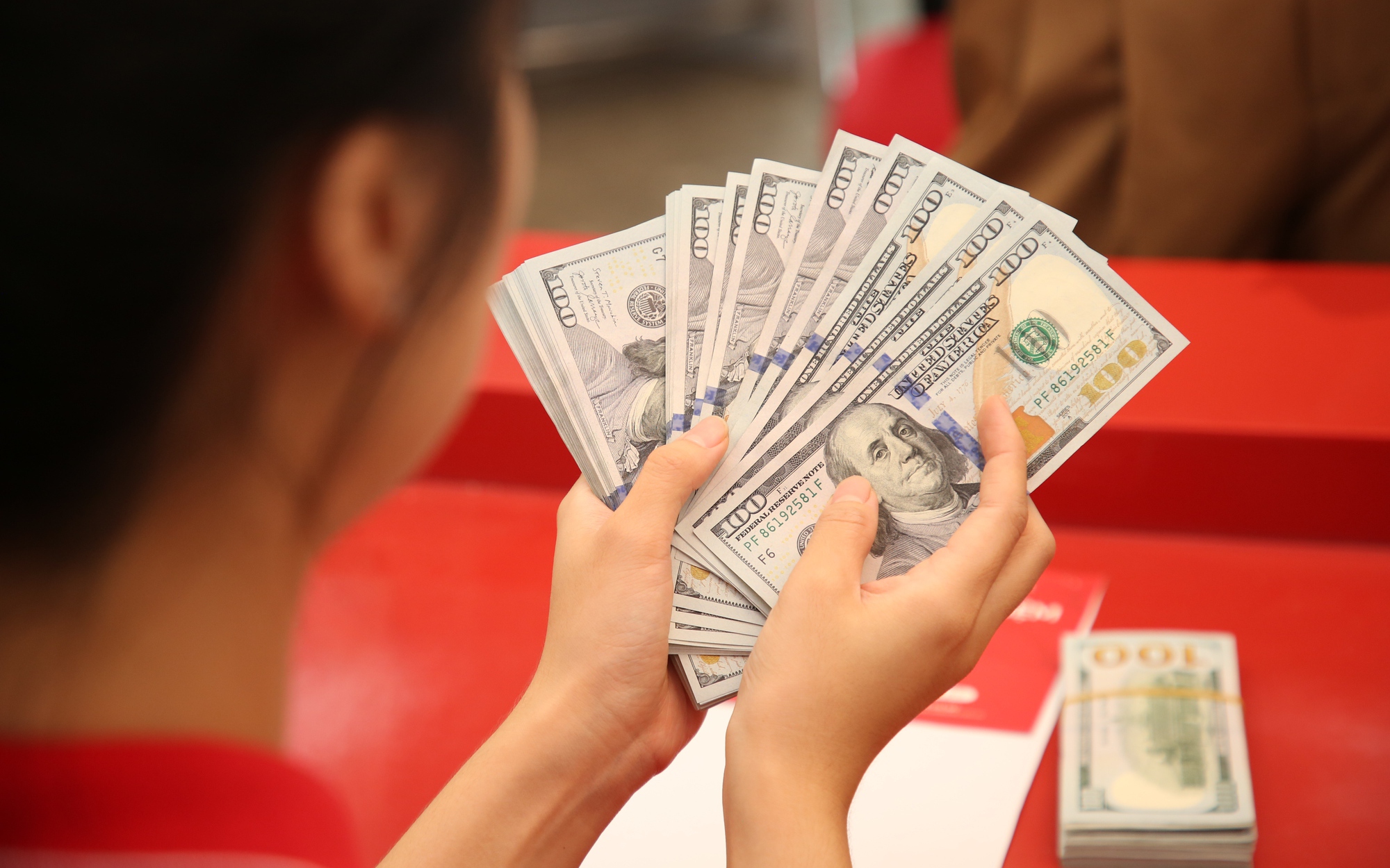 Giá USD ngân hàng và tự do cùng lao dốc
