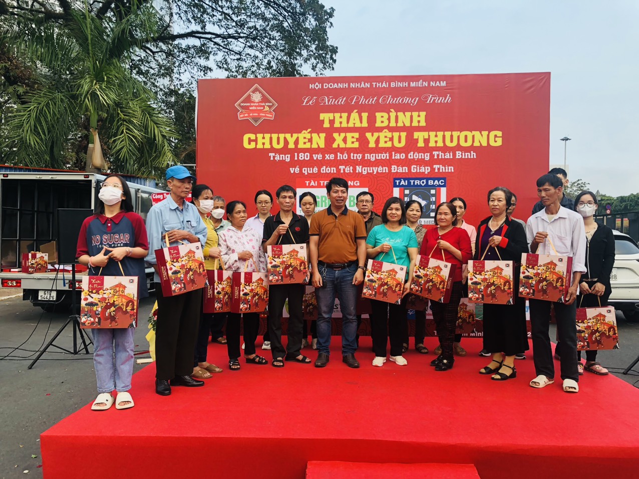 Chuyến xe y&ecirc;u thương chở đồng hương Th&aacute;i B&igrave;nh về qu&ecirc; đ&oacute;n Tết- Ảnh 1.