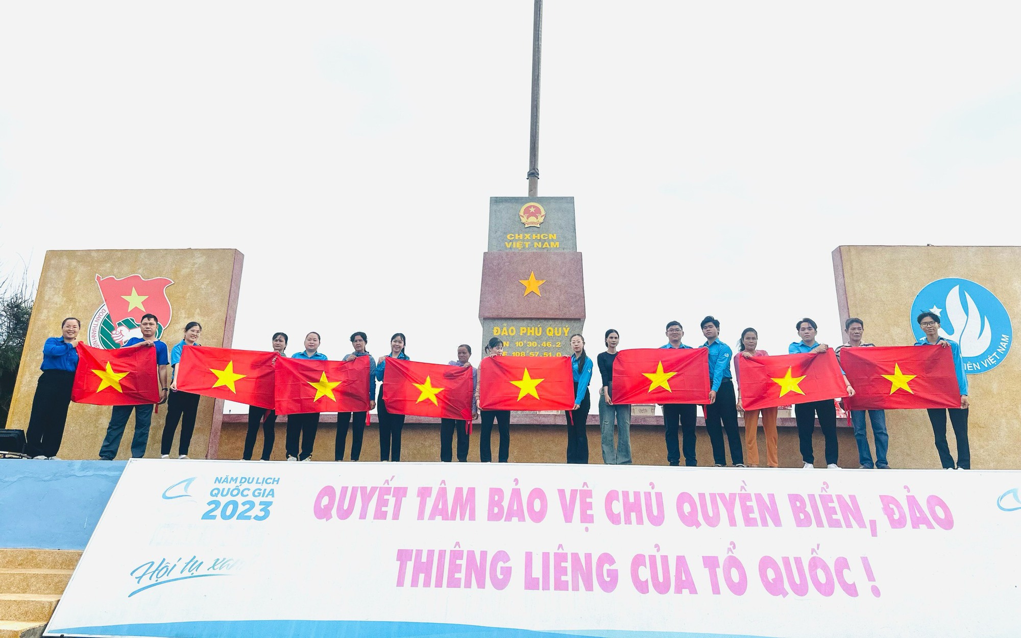 Thiêng liêng lễ chào cờ "Tôi yêu Tổ quốc tôi" tại huyện đảo Phú Quý