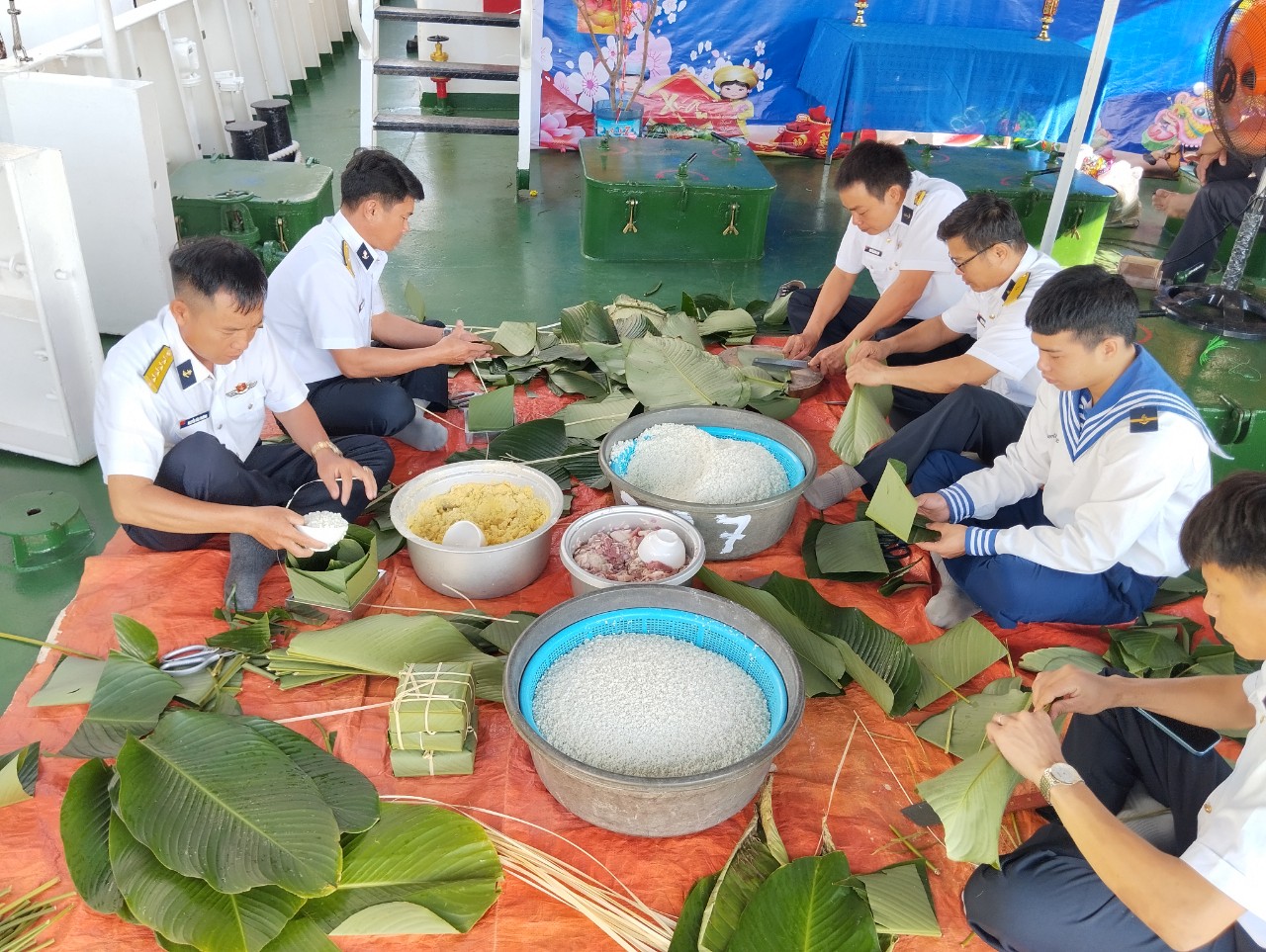 "Xuân sum vầy - Tết sẻ chia": Đón Tết nơi đầu sóng, ngọn gió- Ảnh 2.