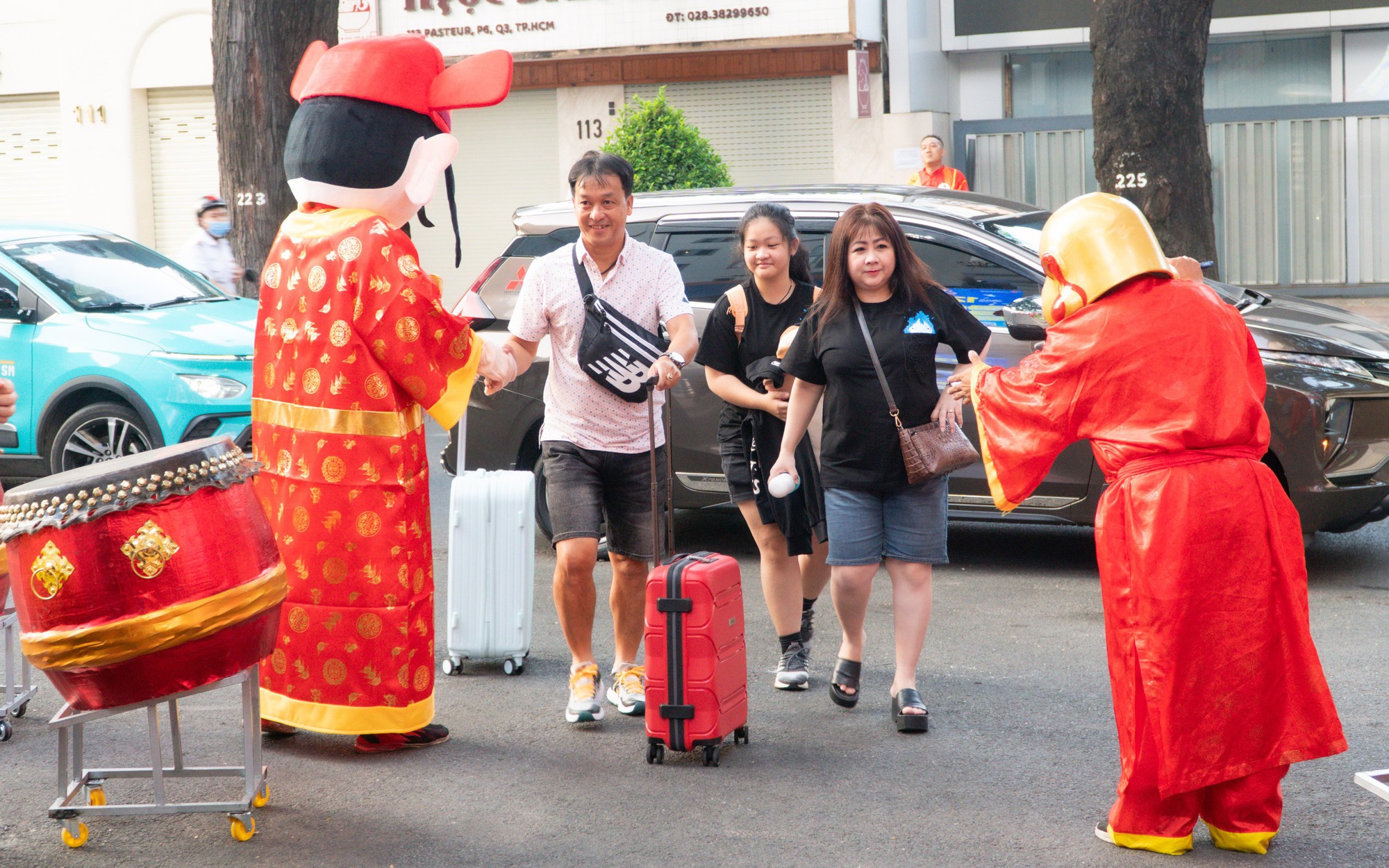 Khách du lịch nườm nượp đi tour, xuất ngoại ngày mùng 1 Tết