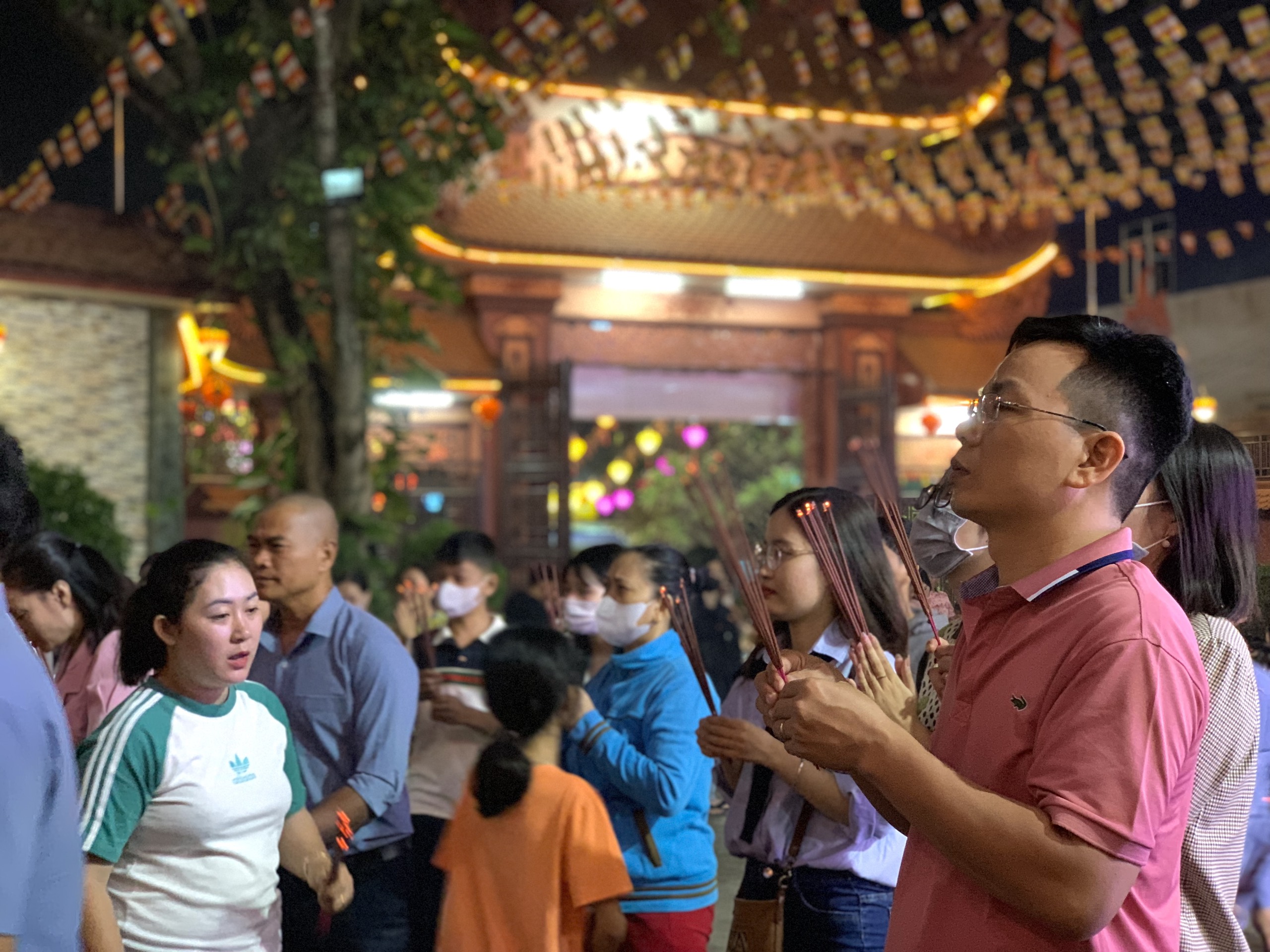 Người dân xếp hàng xin lộc đầu năm- Ảnh 1.