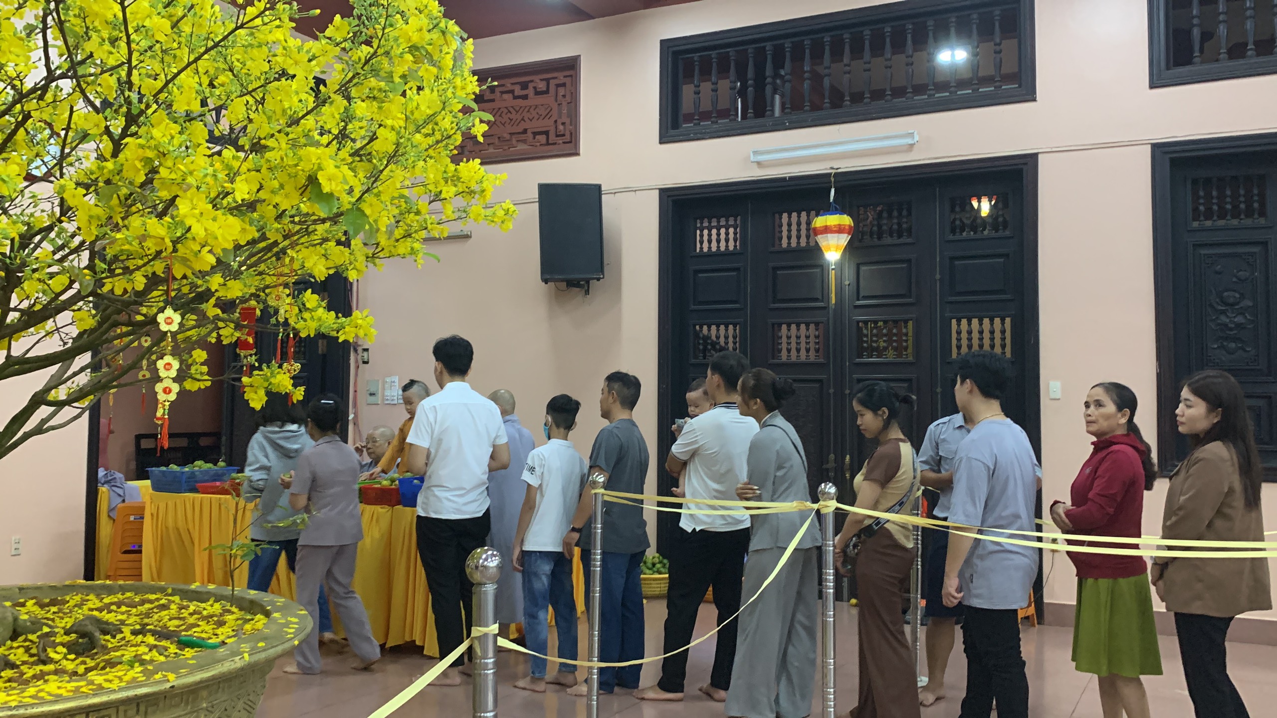Người dân xếp hàng xin lộc đầu năm- Ảnh 3.