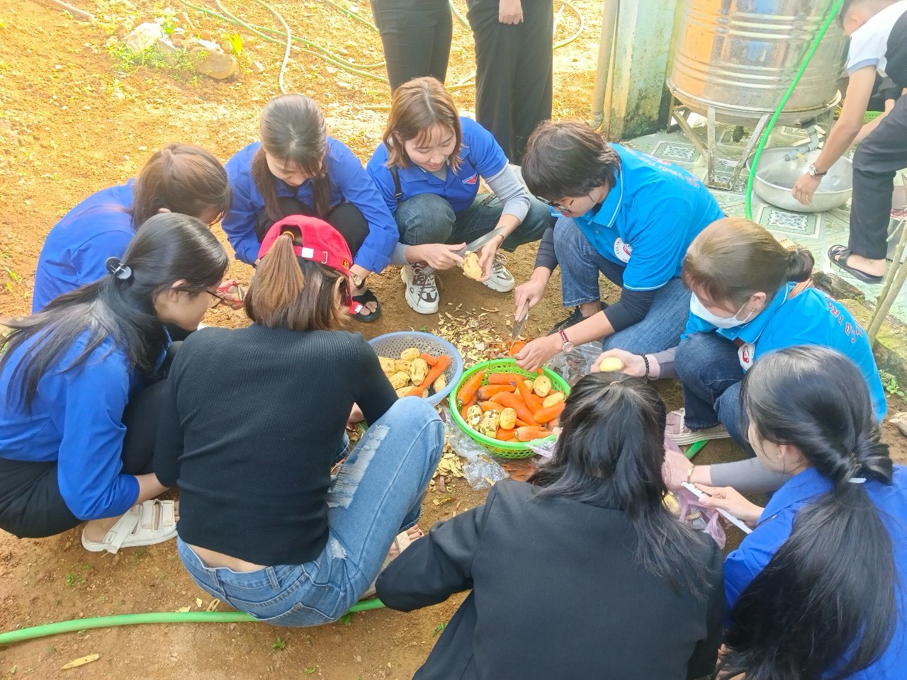 "Xuân sum vầy - Tết sẻ chia": Xuân ấm áp ở nóc Tu Lung- Ảnh 2.