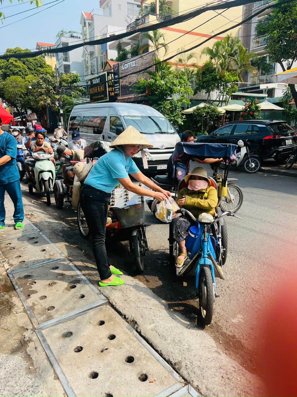 “Xuân sum vầy - Tết sẻ chia”:
26 cái Tết trên những chuyến xe thiện nguyện- Ảnh 3.