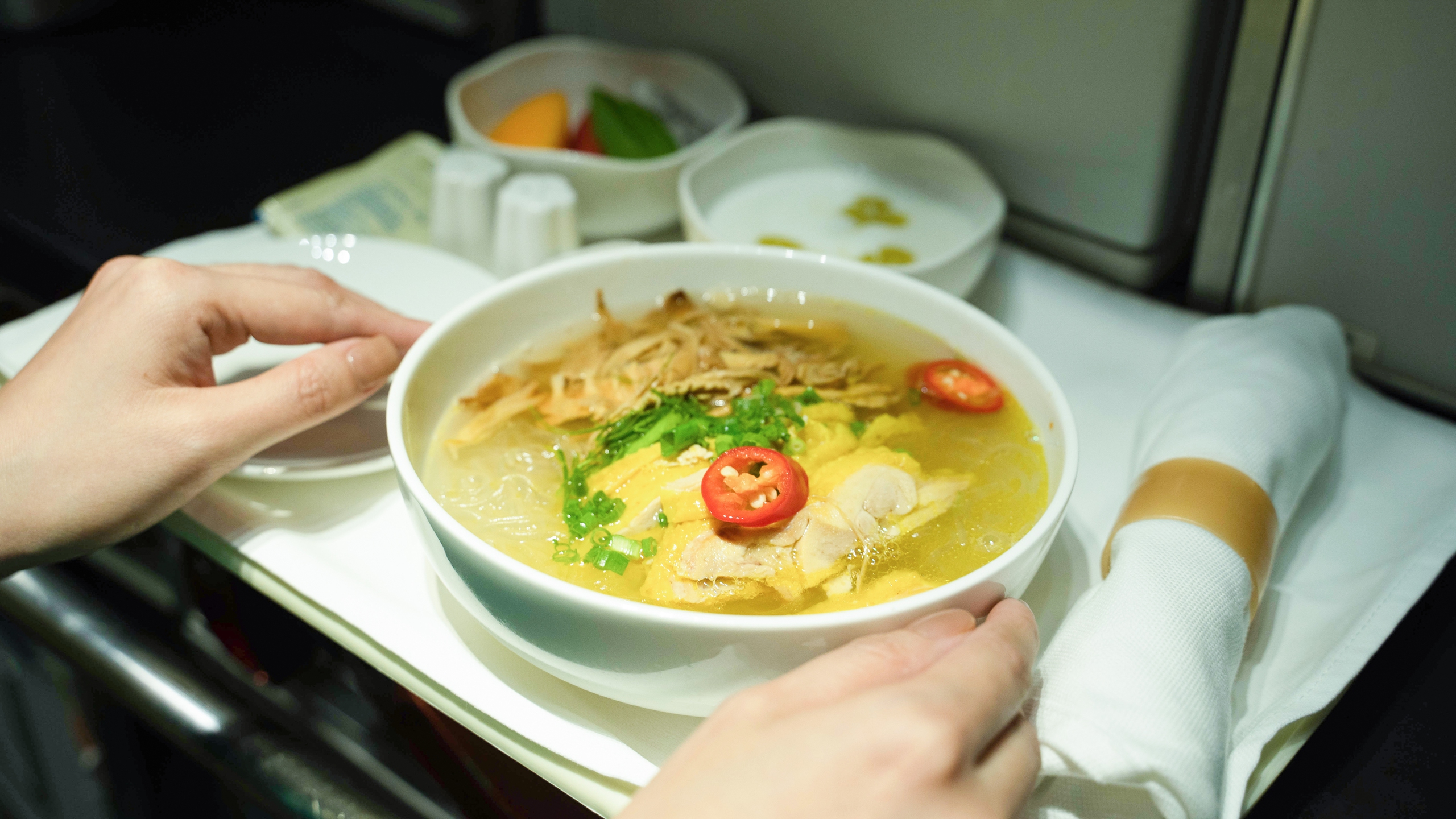 Món ăn mang hương vị Tết đã được Vietnam Airlines phục vụ trên tất cả các chuyến bay nội địa trong khung giờ bữa chính và chuyến bay quốc tế có phục vụ bữa ăn nóng