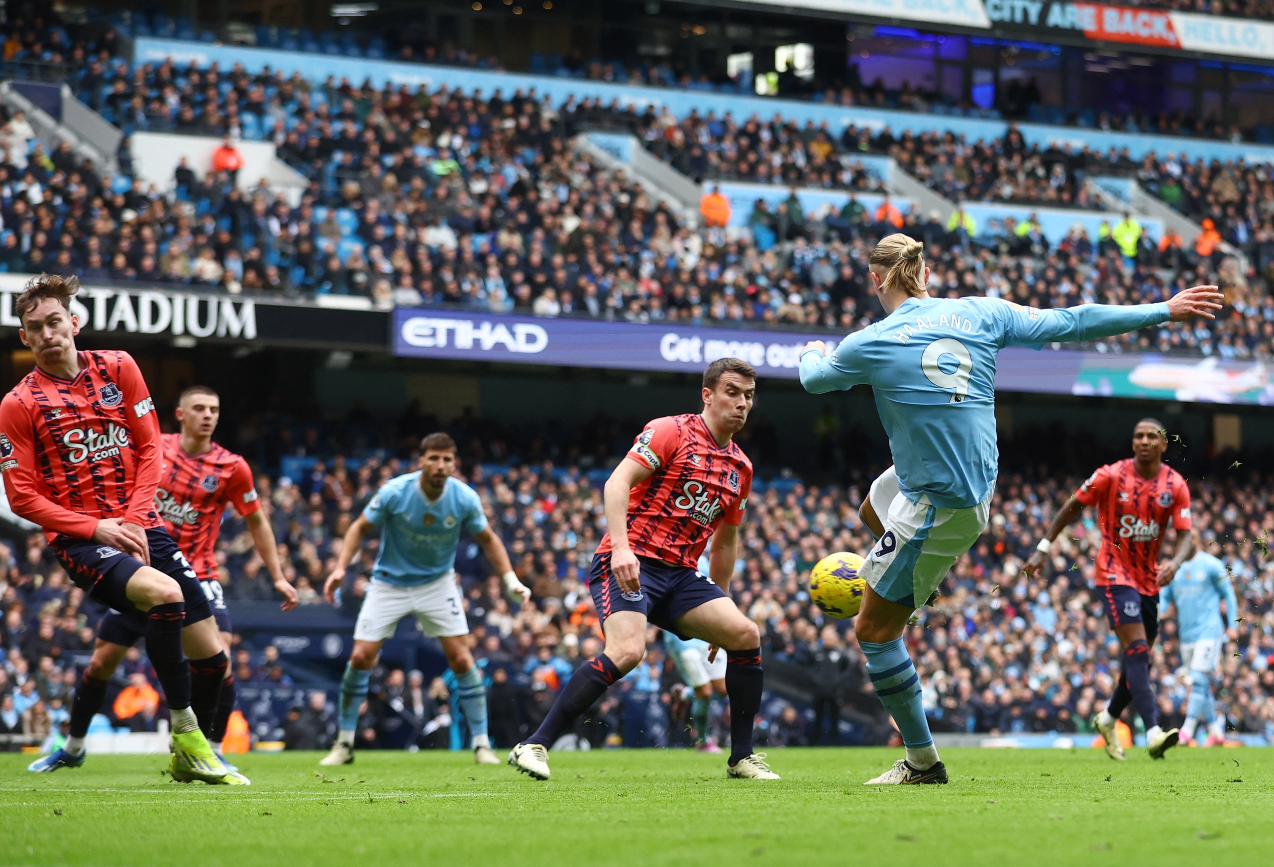 "Quái kiệt" Haaland tỏa sáng, Man City tái chiếm ngôi đầu Ngoại hạng - Ảnh 3.