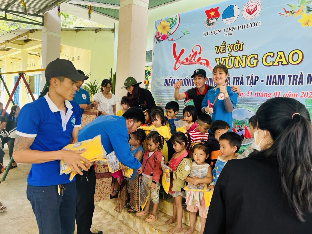 "Xuân sum vầy - Tết sẻ chia": Xuân ấm áp ở nóc Tu Lung- Ảnh 4.