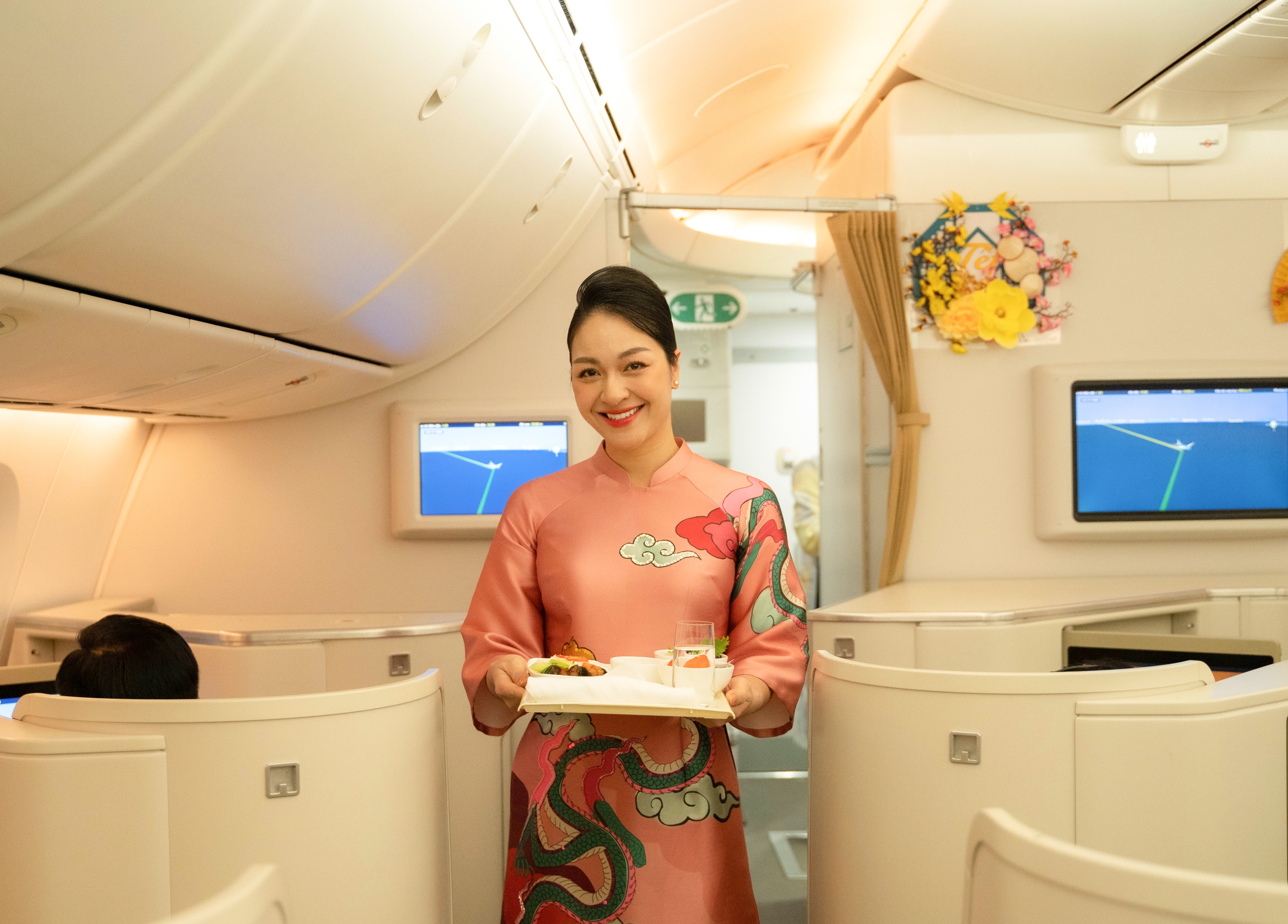 Nhiều mẫu áo dài đa dạng thiết kế, màu sắc được tiếp viên sử dụng thay cho đồng phục khi thực hiện nhiệm vụ tại sân bay và trên các chuyến bay Tết