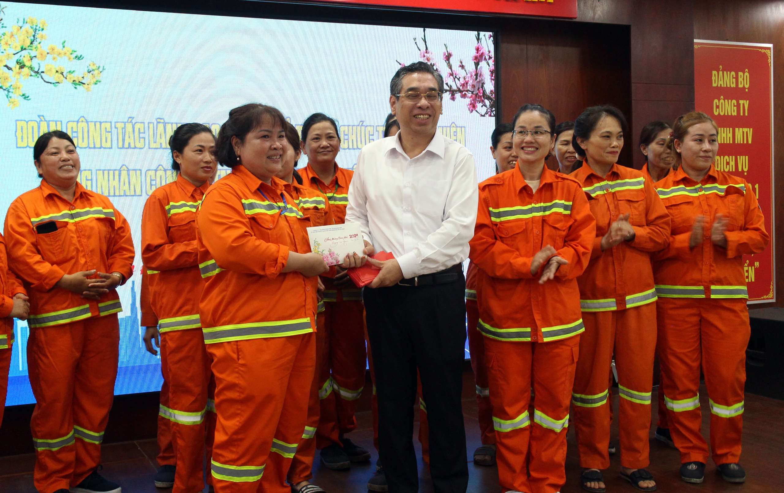Công nhân vệ sinh bất ngờ khi được lãnh đạo TP HCM đến thăm, chúc Tết đêm Giao thừa- Ảnh 2.