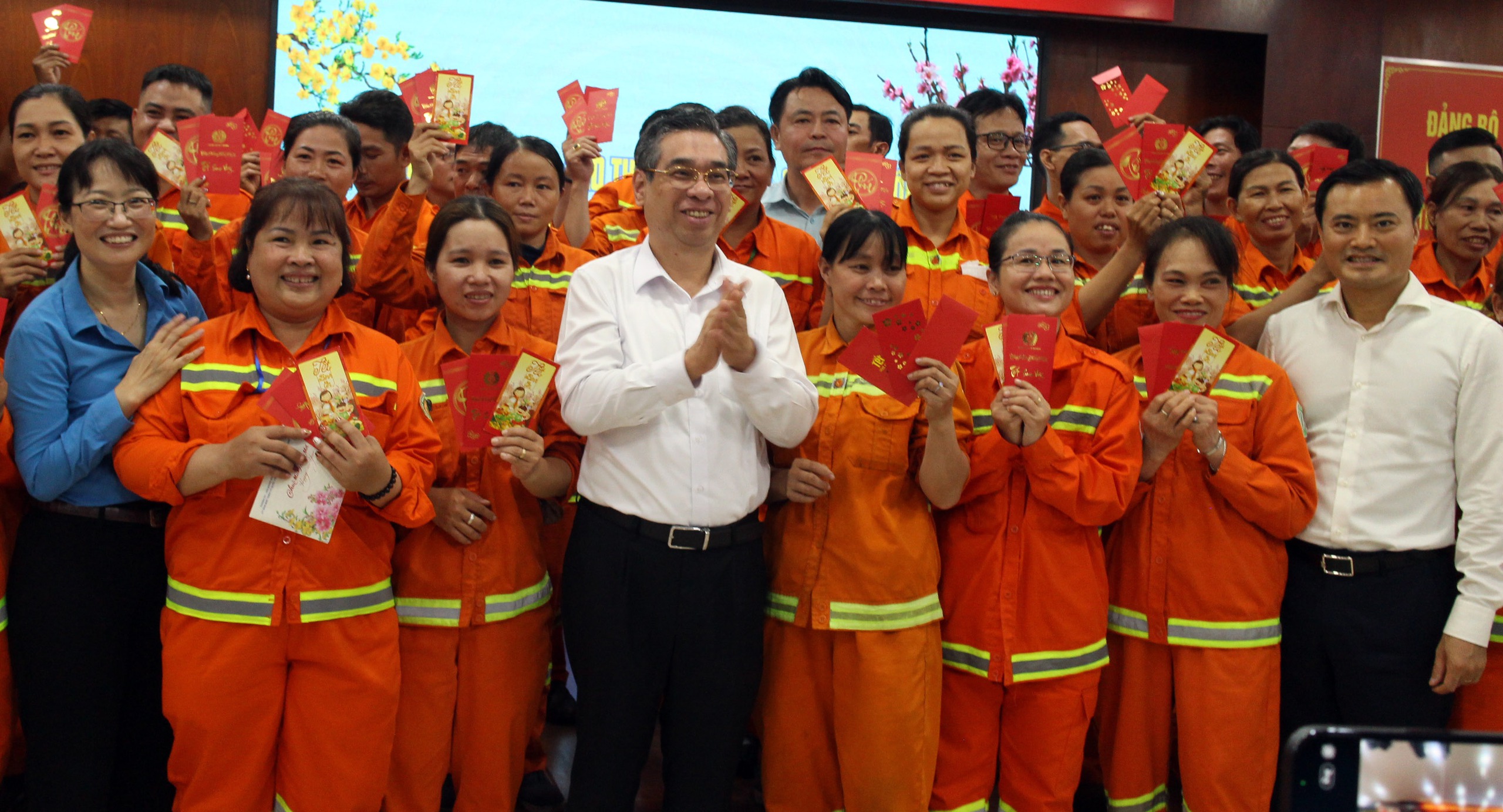 Công nhân vệ sinh bất ngờ khi được lãnh đạo TP HCM đến thăm, chúc Tết đêm Giao thừa- Ảnh 3.