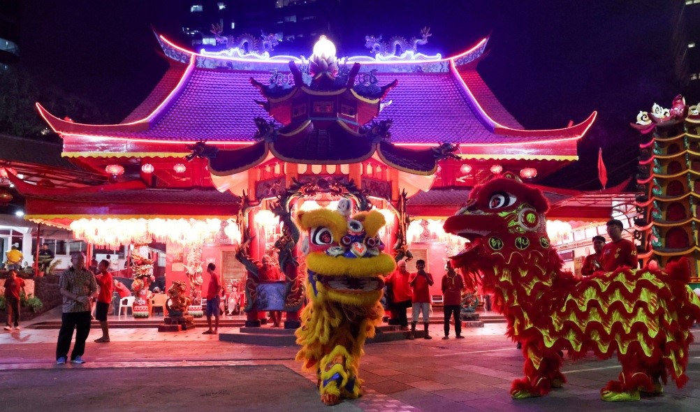 Biểu diễn m&uacute;a sư tử tại ch&ugrave;a Amurva Bhumi ở thủ đ&ocirc; Jakarta của Indonesia v&agrave;o đ&ecirc;m Giao thừa. Ảnh: Reuters