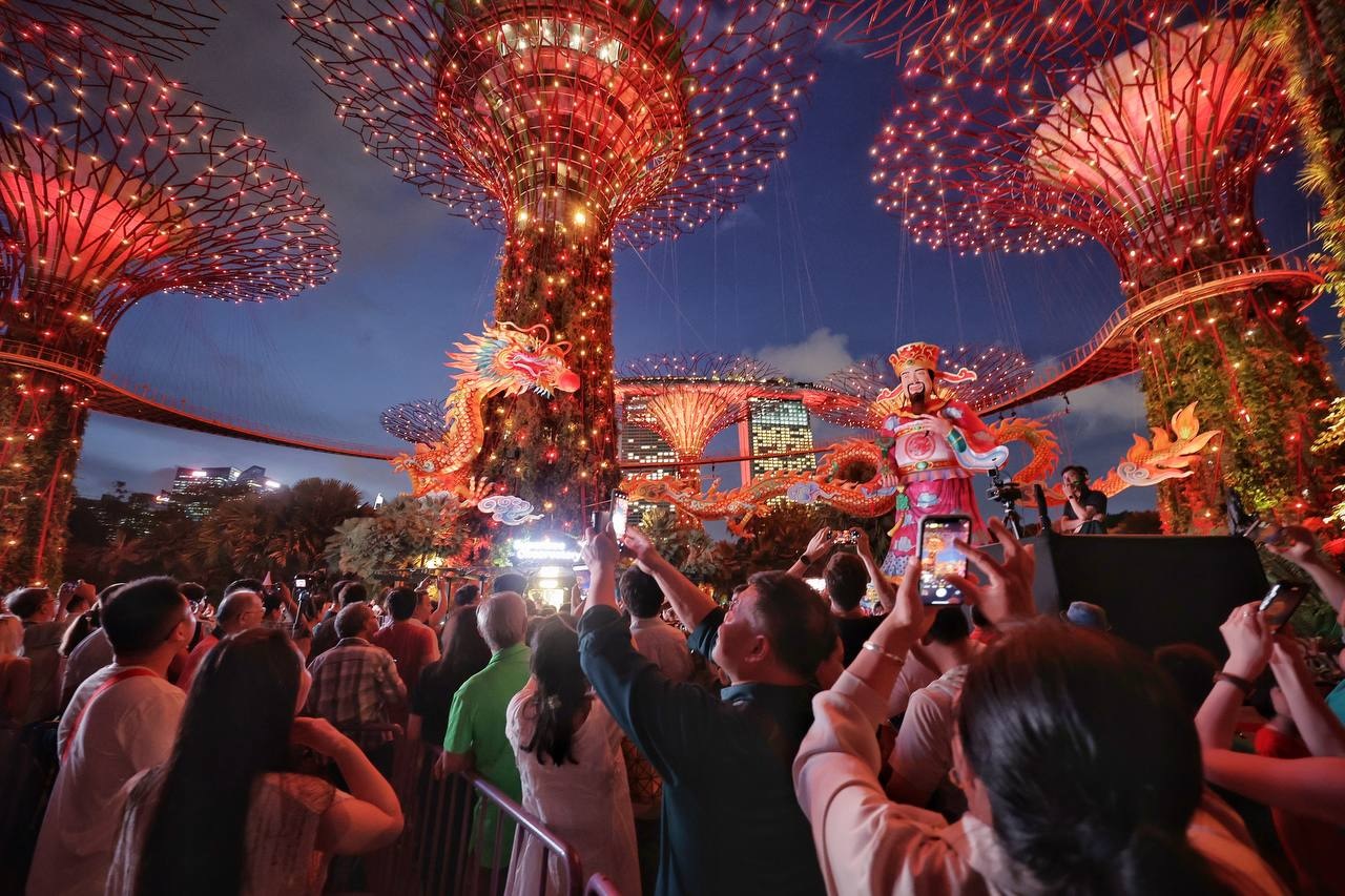 Du kh&aacute;ch tập trung quanh m&ocirc; h&igrave;nh rồng d&agrave;i 140 m v&agrave; tượng thần t&agrave;i khổng lồ tại c&ocirc;ng vi&ecirc;n Gardens by the Bay ở Singapore. Ảnh: The Straits Times