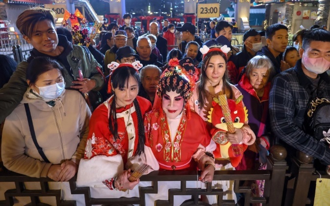 Nữ diễn vi&ecirc;n kỳ cựu Ho&agrave;ng Hạ Huệ (Lana Wong) (giữa) trong trang phục Tiểu Long Nữ trong tiểu thuyết kiếm hiệp Thần đi&ecirc;u đại hiệp. Ảnh: SCMP