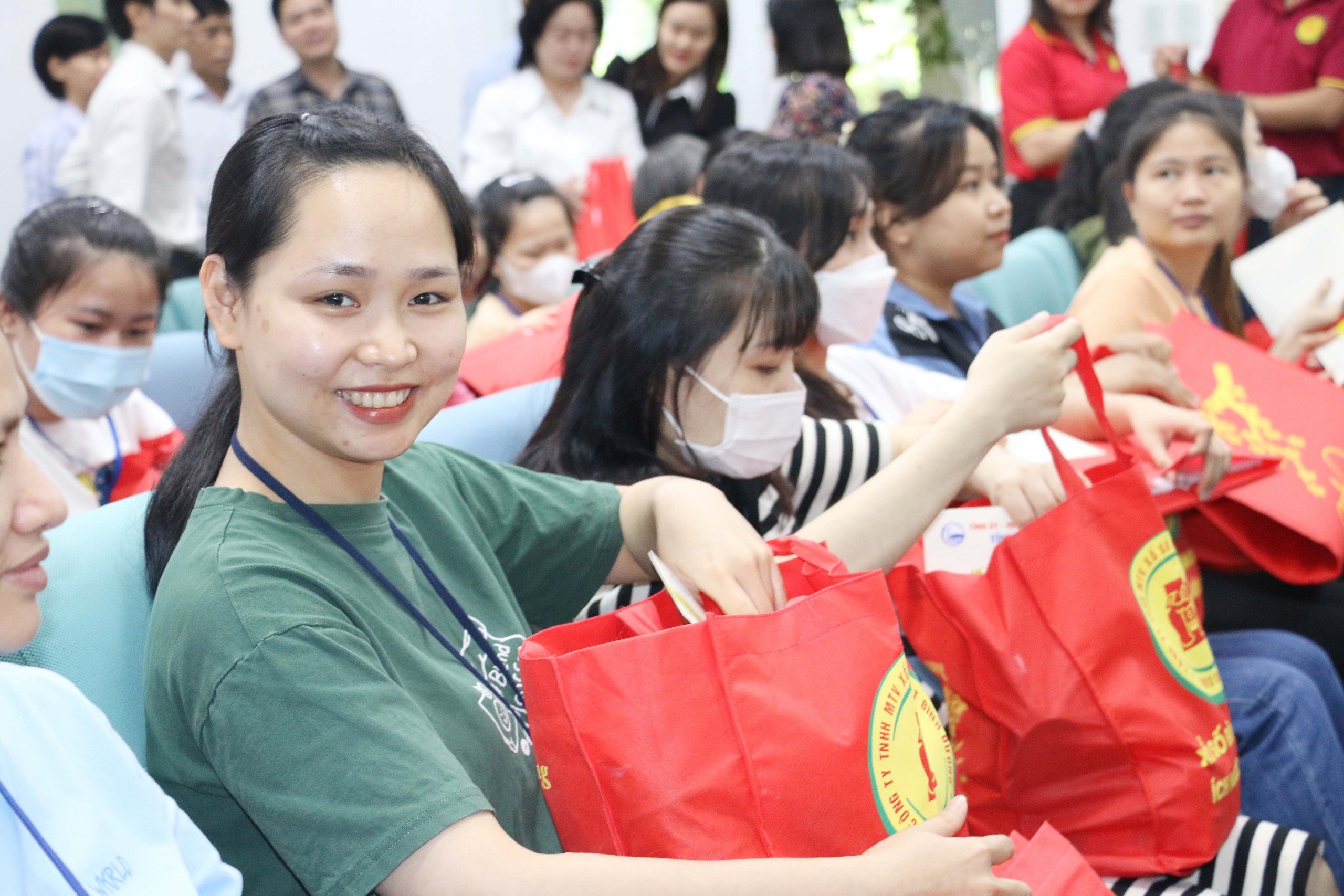 Công nhân làm việc xuyên Tết được lãnh đạo tỉnh Bình Dương tặng quà, lì xì- Ảnh 6.